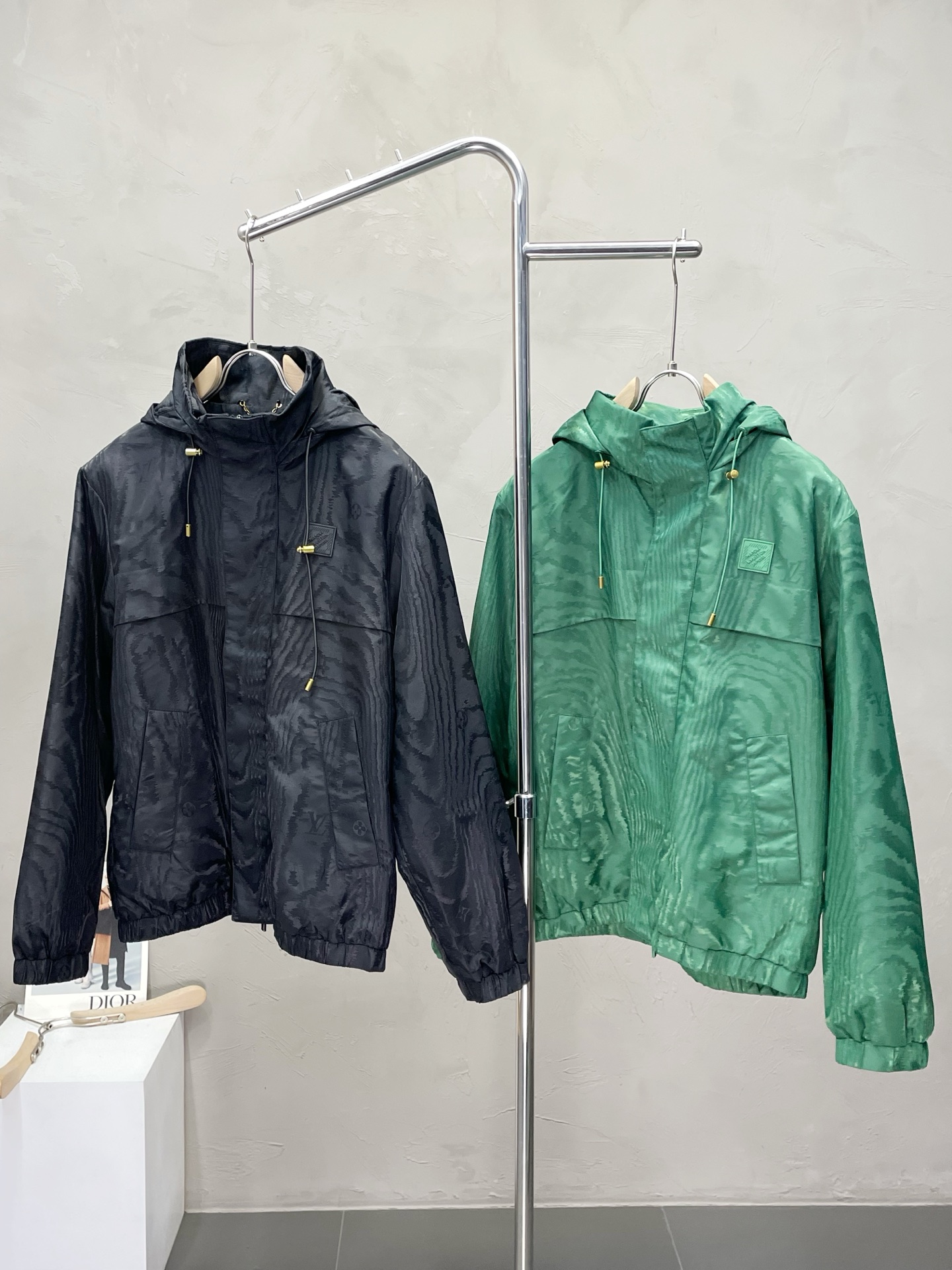 NO:488343,.Louis Vuitton exclusively offers the latest fashionable spring and autumn jackets. A jacket with a classic design and appearance, and the quality is even more unscrupulous. You can buy it directly. You can't get it wrong! Through the detailed pictures, you can feel its powerful aura, and the warm-concentration effect is significant, so you don’t have to worry about the chill at all! It is both fashionable and functional, and the whole style looks more luxurious and elegant! Size M-3XL, louis vuitton,louis vuitton,jackets & coats,jackets & coats,alexander wang19860909.Louis Vuitton路易威登独家专供最新时尚春秋夹克 经典设计感与颜值爆棚的外套,品质更是无法挑剔品控可以直接入手,不容过错的高端臻品！通过细节图片便可感受到它强悍的气场,聚温保暖效果显著,完全不用担心会有一点寒意！时尚与功能性兼备,整款显得更加的奢华大气！ 尺码M-3XL,,louis vuitton,louis vuitton,jackets & coats,jackets & coats,alexander wang,Men's clothing