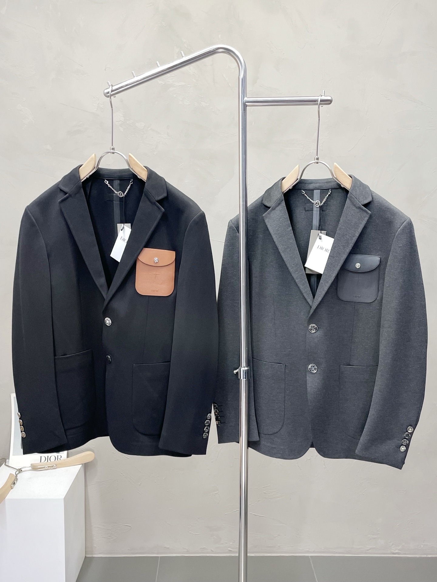 NO:490855,.Dior Spring and Autumn New Suit. Foreign Trade Company Order Simple and Casual Suit Jacket, exclusively for imported original polyester fiber fabric, breathable, soft and warm, strong and drape, the whole piece of clothing is neat and flat, all hardware accessories are top-grade accessories with logo, and it is obvious that it is high-end fabric. This fabric is fixed-woven. There is no good product from the outside through a regular manufacturer, without any picky place. This jacket is often worn and has strong practicality. Size M-3XL, dior, dior, jackets & coats, business suit, alexander wang19860909.Dior迪奥春秋新款西服.外贸公司订单 简约休闲西装外套,独家专供进口原版聚酯纤维面料,透气柔软保暖性很强,笔挺垂感十足,整件衣服车工走线整齐平整,所有五金附料都是客供带logo顶级配件 一看就是高档的面料 这种面料都是定织的 外面根本就没有 正规大厂途径出来的好货,无任何有挑剔的地方 这样的一件外套属于常备常穿的,实用性很强.尺码M-3XL,,dior,dior,jackets & coats,business suit,alexander wang,Men's clothing