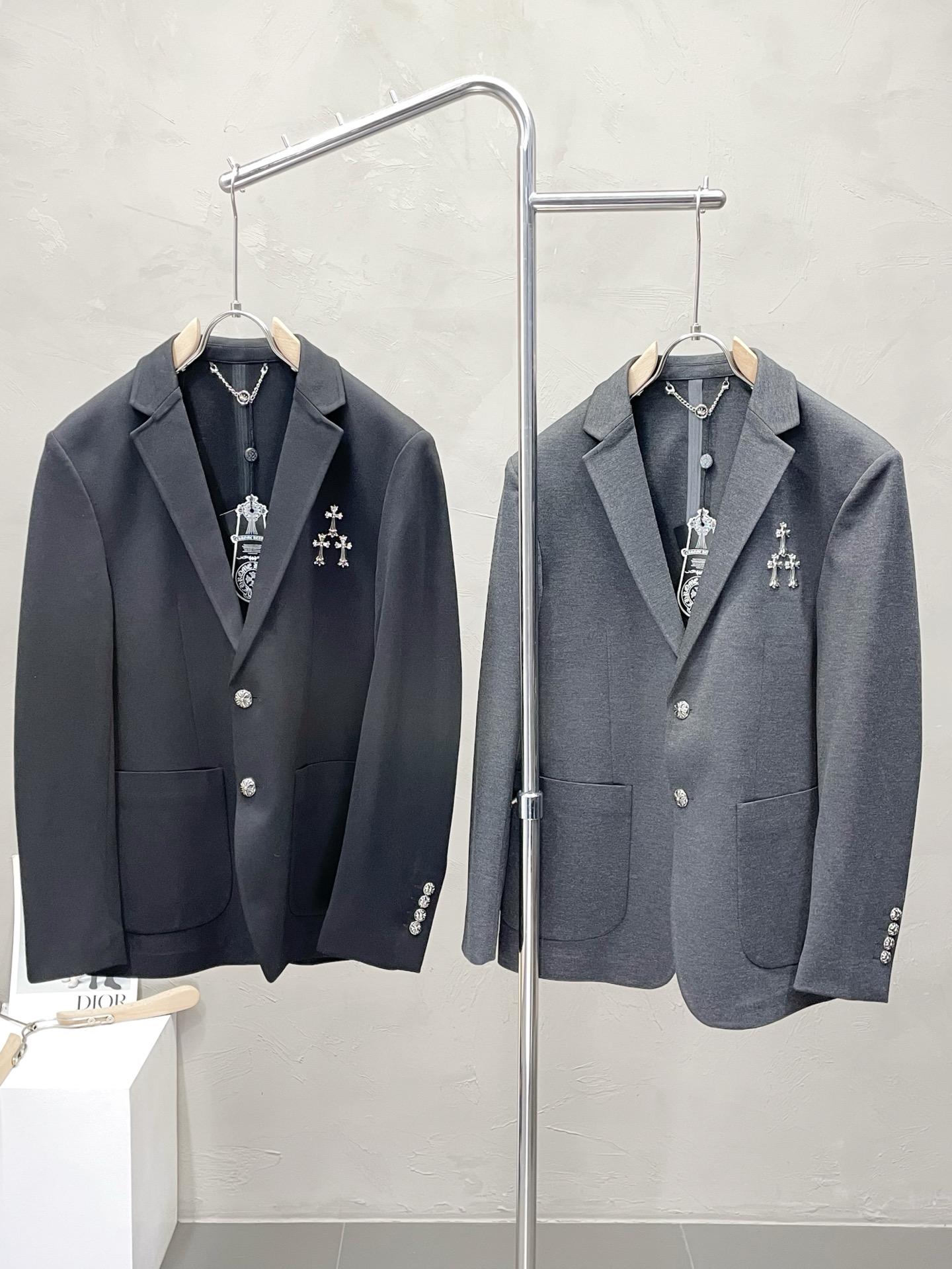 NO:493483,.Chrome hearts Croxin Spring and Autumn New Suit. Foreign Trade Company Order Simple and Casual Suit Jacket, exclusively for imported original polyester fiber fabric, breathable, soft and warm, strong and drape, the whole piece of clothing is neat and smooth, all hardware accessories are customer-supplied top-grade accessories, and it is obvious that it is high-end fabric. This fabric is fixed-woven. There is no good product from the outside, and there is no picky place. This jacket is often worn and has strong practicality. Size M-3XL, chrome hearts, chrome hearts, jackets & coats, business suit, alexander wang19860909.Chrome hearts克罗心春秋新款西服.外贸公司订单 简约休闲西装外套,独家专供进口原版聚酯纤维面料,透气柔软保暖性很强,笔挺垂感十足,整件衣服车工走线整齐平整,所有五金附料都是客供带logo顶级配件 一看就是高档的面料 这种面料都是定织的 外面根本就没有 正规大厂途径出来的好货,无任何有挑剔的地方 这样的一件外套属于常备常穿的,实用性很强.尺码M-3XL,,chrome hearts,chrome hearts,jackets & coats,business suit,alexander wang,Men's clothing