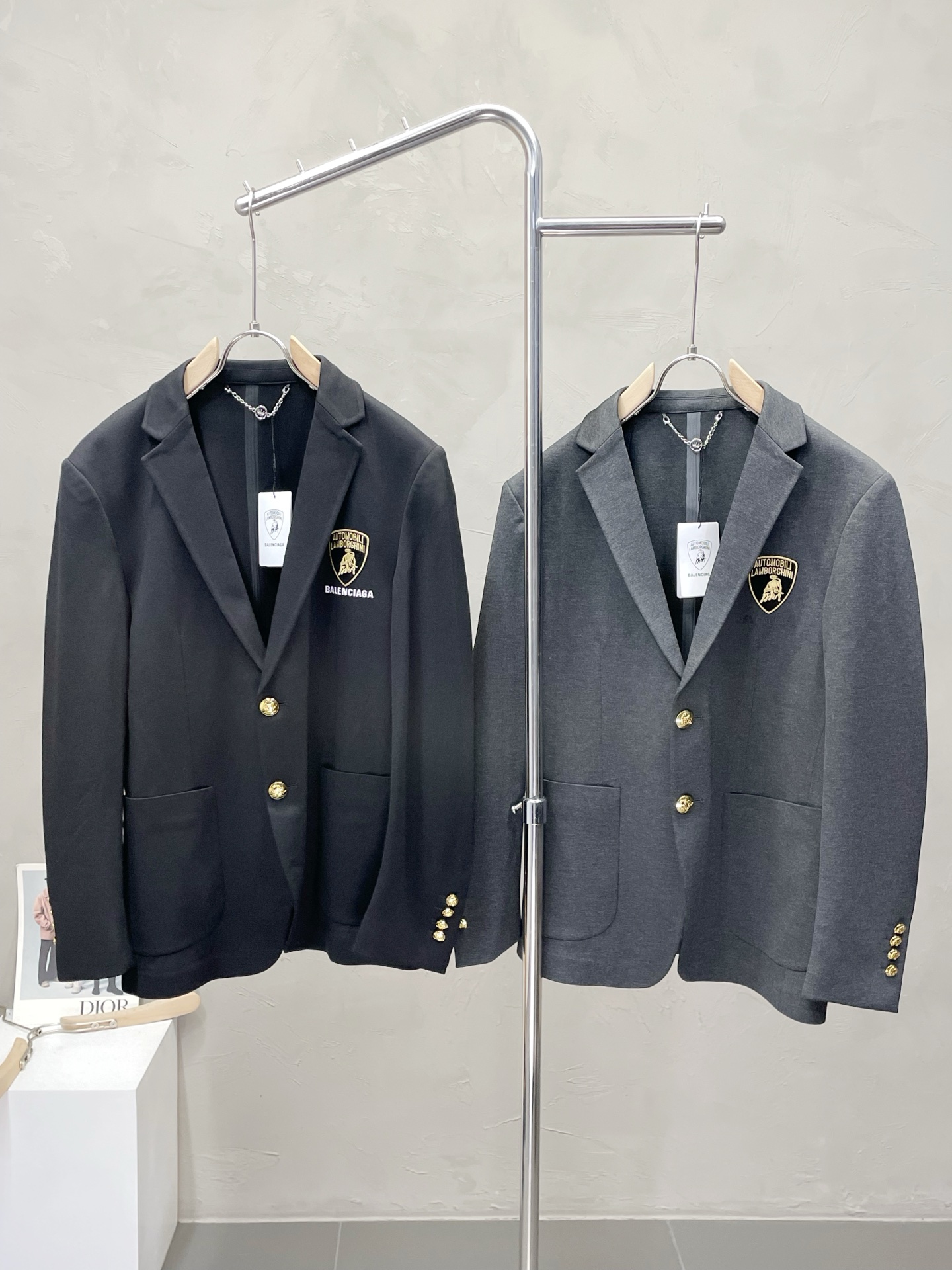 NO:490858,.Balenciaga Balenciaga Spring and Autumn New Suit. Foreign Trade Company Order Simple and Casual Suit Jacket, exclusively for imported original polyester fiber fabric, breathable, soft and warm, strong and drape, the whole piece of clothing is neat and flat, all hardware accessories are customer-supplied top-grade accessories, and it is obvious that it is high-end fabric. This fabric is fixed-woven. There is no good product from the outside through a regular manufacturer, without any picky place. This jacket is often worn and has strong practicality. Size M-3XL, , balenciaga, balenciaga, jackets & coats, business suit, alexander wang19860909.Balenciaga巴黎世家春秋新款西服.外贸公司订单 简约休闲西装外套,独家专供进口原版聚酯纤维面料,透气柔软保暖性很强,笔挺垂感十足,整件衣服车工走线整齐平整,所有五金附料都是客供带logo顶级配件 一看就是高档的面料 这种面料都是定织的 外面根本就没有 正规大厂途径出来的好货,无任何有挑剔的地方 这样的一件外套属于常备常穿的,实用性很强.尺码M-3XL,,balenciaga,balenciaga,jackets & coats,business suit,alexander wang,Men's clothing