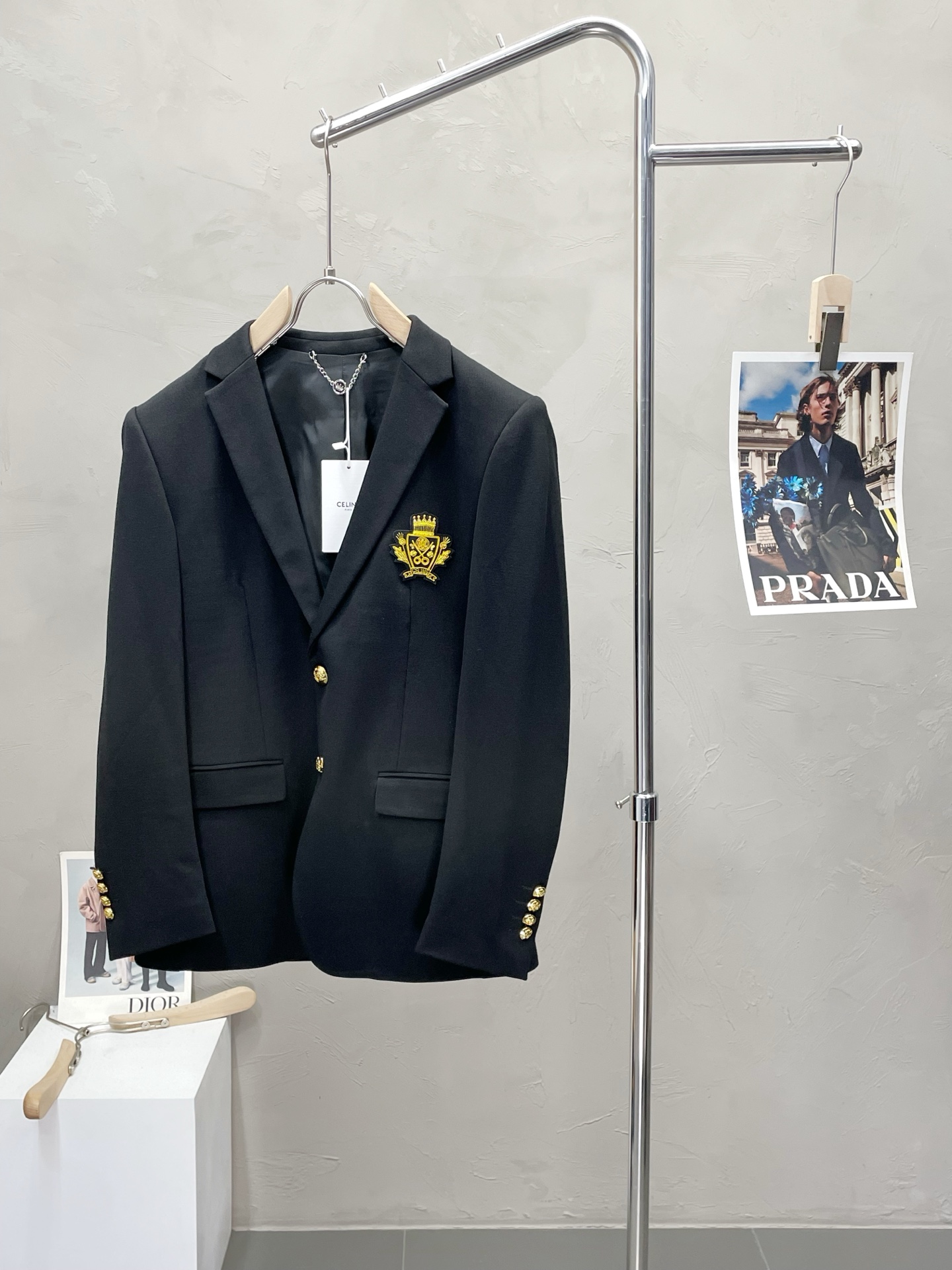 NO:493546,.CELINE Spring and Autumn New Suit. Foreign Trade Company Order Simple and Casual Suit Jacket, exclusively for imported original polyester fiber fabric, breathable, soft and warm, strong and drape, the whole piece of clothing is neat and smooth, all hardware accessories are top-grade accessories with logo, and it is obvious that it is high-end fabric. This fabric is fixed-woven. There is no good product from the outside through a regular manufacturer, without any picky place. This jacket is often worn and has strong practicality. Size M-3XL, celine, celine, jackets & coats, business suit, alexander wang19860909.CELINE赛琳春秋新款西服.外贸公司订单 简约休闲西装外套,独家专供进口原版聚酯纤维面料,透气柔软保暖性很强,笔挺垂感十足,整件衣服车工走线整齐平整,所有五金附料都是客供带logo顶级配件 一看就是高档的面料 这种面料都是定织的 外面根本就没有 正规大厂途径出来的好货,无任何有挑剔的地方 这样的一件外套属于常备常穿的,实用性很强.尺码M-3XL,,celine,celine,jackets & coats,business suit,alexander wang,Men's clothing