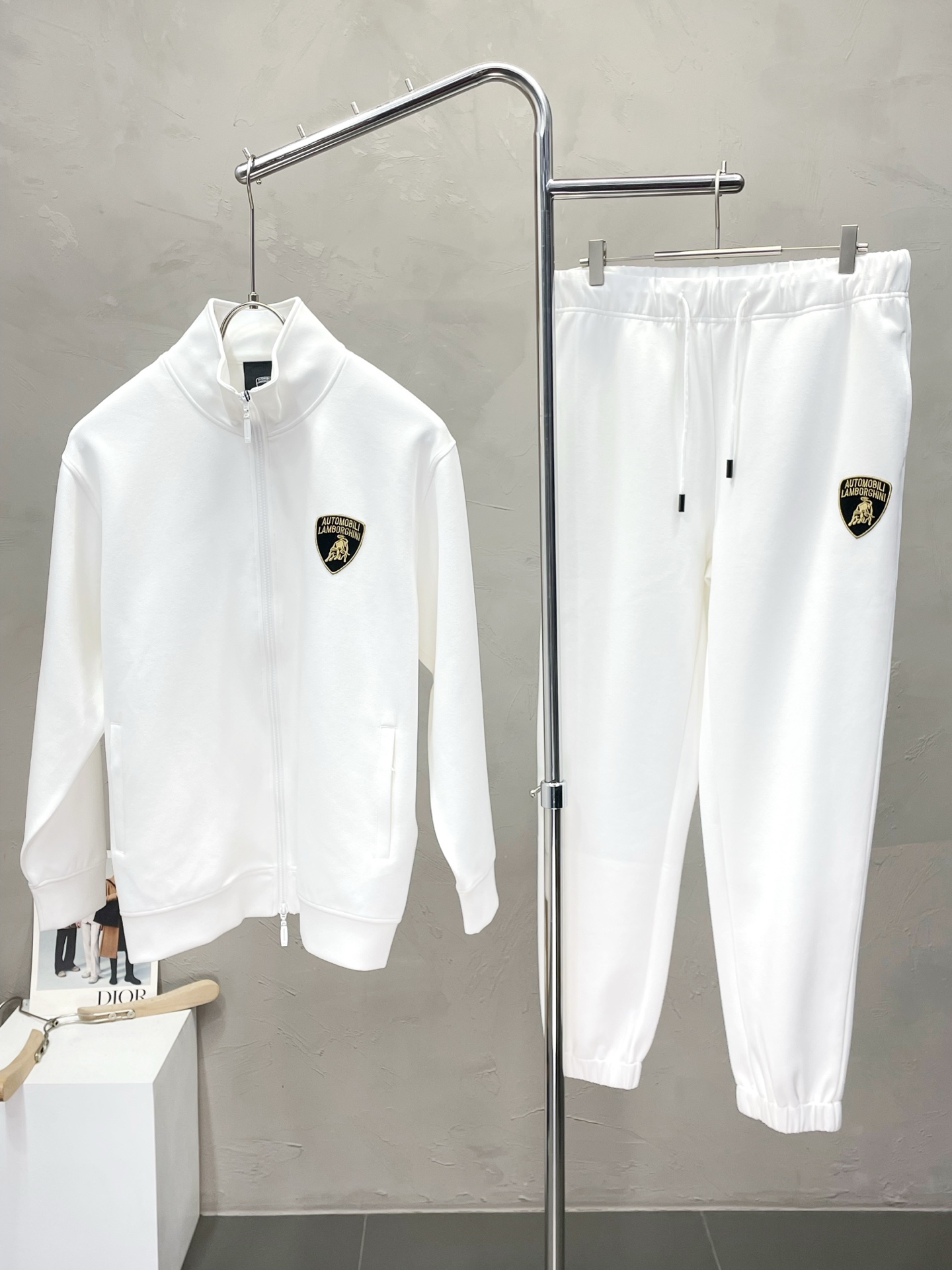 NO:490849,Tops and trousers P.Balenciga exclusively offers the same style of the new counter, breathable, comfortable and casual!  Full of high-end feeling!  The details are exquisite and high-end, and the workmanship is impeccable!  The original high-end fabric looks high-end!  The fabric is soft, delicate and comfortable, moisture absorption, quick drying, breathable, neat and stylish. The code number M-3XL, balenciaga, balenciaga, alexander wang19860909上衣、长裤P.Balenciga巴黎世家独家专供新款专柜同款套装,透气舒适休闲！高级感满满！细节精致高档,做工无可挑剔！原版高端面料很显高级！面料柔软细腻舒适 吸湿速干透气,利落有型.码数M-3XL,,balenciaga,balenciaga,alexander wang,Men's clothing