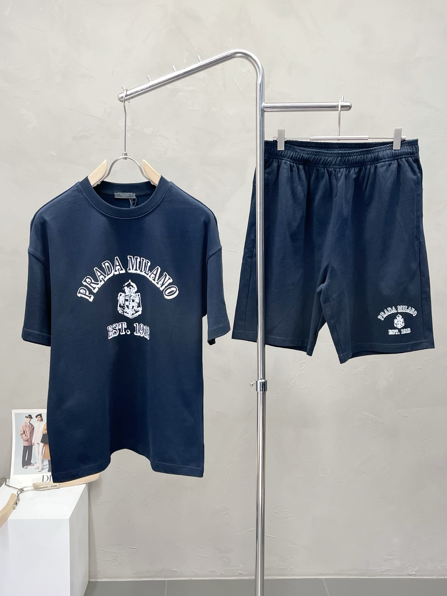 NO:493437,/Set.Prada exclusively offers the same spring and summer suit for the new counter, full of high-end feel!  The details are exquisite and high-end, and the workmanship is impeccable!  Imported fabrics are three-dimensional, exquisite and delicate. The original high-end double-sided jersey fabrics are very high-end!  The fabric is crisp, wrinkle-resistant, wear-resistant, moisture absorption, quick drying and breathable, neat and stylish. Number of codes 48-54, prada, prada, alexander wang19860909/套.Prada普拉达独家专供新款专柜同款春夏套装,高级感满满！细节精致高档,做工无可挑剔！进口面料 立体精致细腻.原版高端双面平纹针织面料很显高级！面料挺括抗皱耐磨,吸湿速干透气,利落有型.码数48-54,,prada,prada,alexander wang,Men's clothing