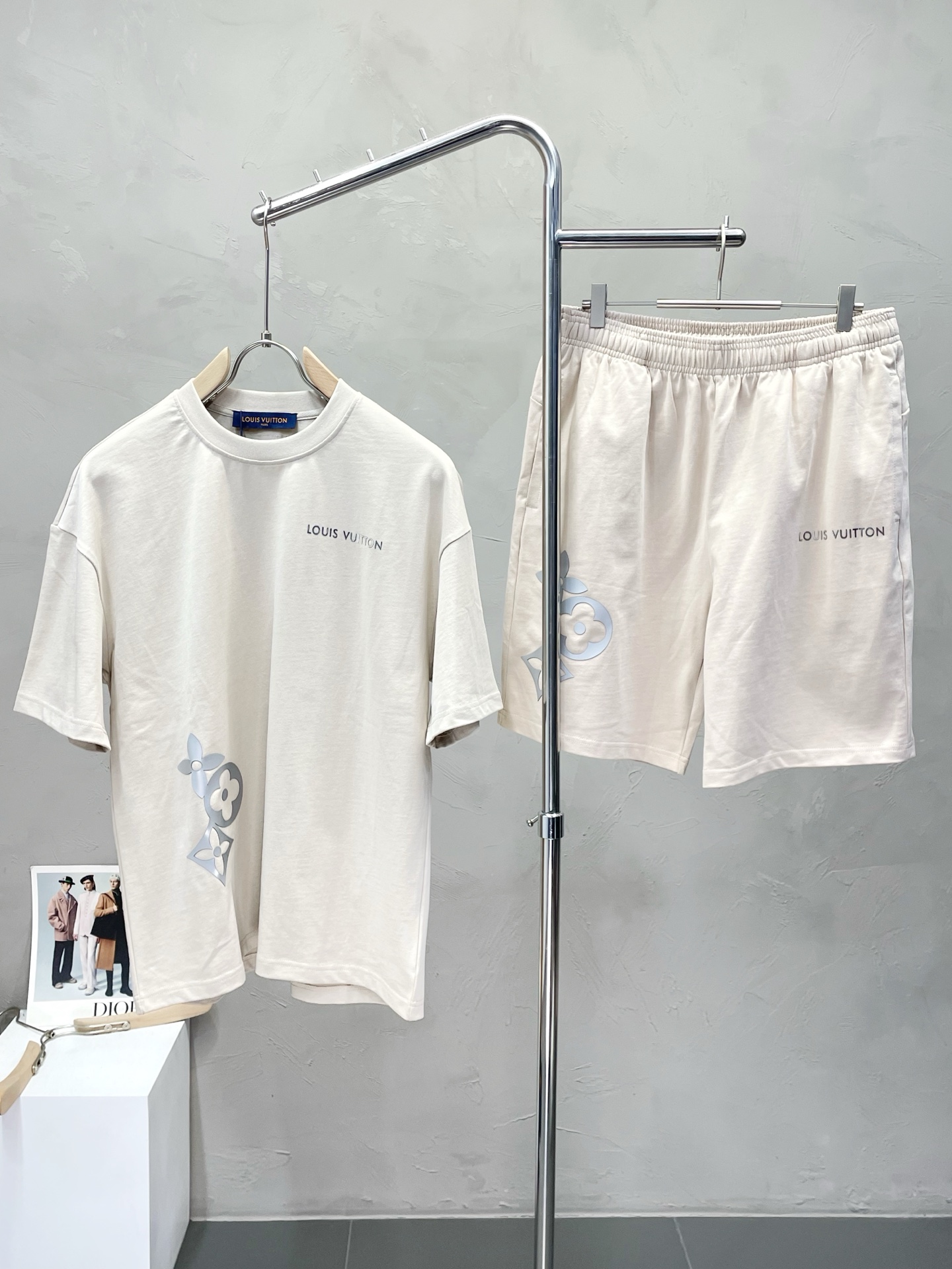 NO:490829,/Set. Louis Vuitton exclusively offers the same spring and summer set for the new counter, full of high-end feel!  The details are exquisite and high-end, and the workmanship is impeccable!  Imported fabrics are three-dimensional, exquisite and delicate. The original high-end double-sided jersey fabrics are very high-end!  The fabric is crisp, wrinkle-resistant, wear-resistant, moisture absorption, quick drying and breathable, neat and stylish. Number of codes 48-54, louis vuitton, louis vuitton, alexander wang19860909/套. Louis Vuitton路易威登独家专供新款专柜同款春夏套装,高级感满满！细节精致高档,做工无可挑剔！进口面料 立体精致细腻.原版高端双面平纹针织面料很显高级！面料挺括抗皱耐磨,吸湿速干透气,利落有型.码数48-54,,louis vuitton,louis vuitton,alexander wang,Men's clothing