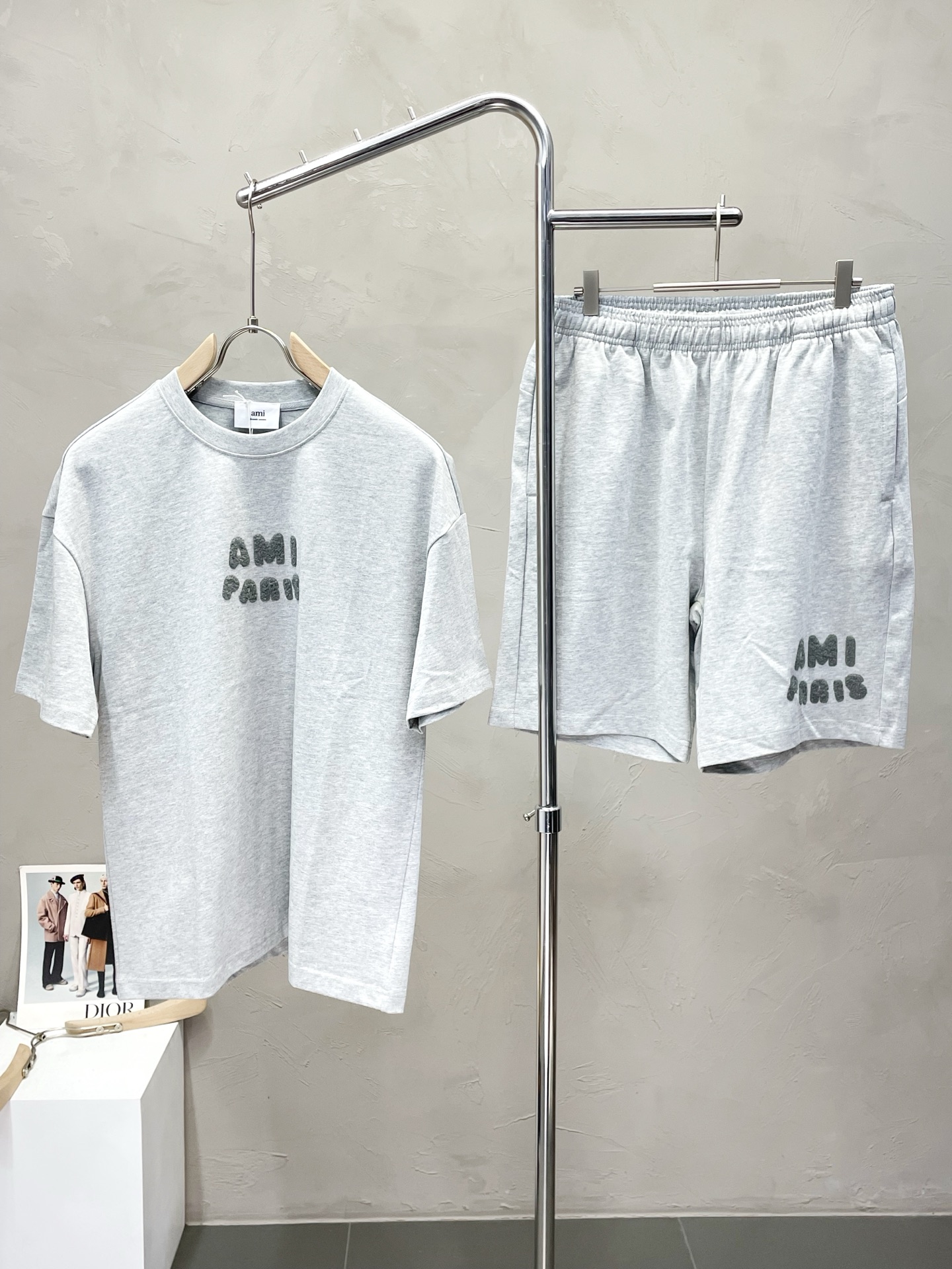 NO:493442,/Set.AMI Amy exclusively offers the same spring and summer suit for the new counter, full of high-end feel!  The details are exquisite and high-end, and the workmanship is impeccable!  Imported fabrics are three-dimensional, exquisite and delicate. The original high-end double-sided jersey fabrics are very high-end!  The fabric is crisp, wrinkle-resistant, wear-resistant, moisture absorption, quick drying and breathable, neat and stylish. Number of codes 48-54, amiri, alexander wang19860909/套.AMI艾米独家专供新款专柜同款春夏套装,高级感满满！细节精致高档,做工无可挑剔！进口面料 立体精致细腻.原版高端双面平纹针织面料很显高级！面料挺括抗皱耐磨,吸湿速干透气,利落有型.码数48-54,,amiri,alexander wang,Men's clothing