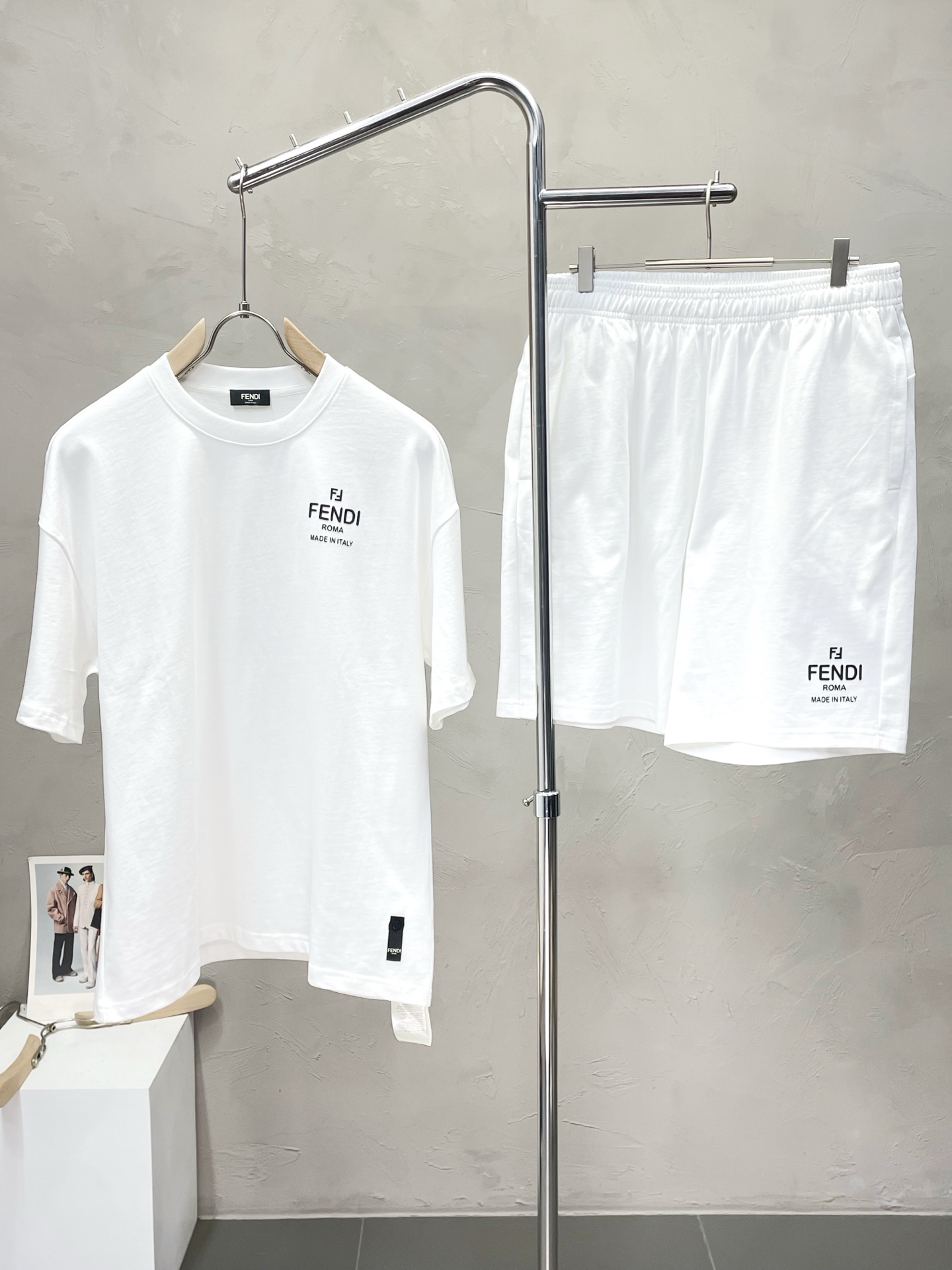 NO:493450,/Set.FENDI exclusively offers the same spring and summer suit for the new counter, full of high-end feel!  The details are exquisite and high-end, and the workmanship is impeccable!  Imported fabrics are three-dimensional, exquisite and delicate. The original high-end double-sided jersey fabrics are very high-end!  The fabric is crisp, wrinkle-resistant, wear-resistant, moisture absorption, quick drying and breathable, neat and stylish. Number of codes 48-54, fendi, fendi, alexander wang19860909/套.FENDI芬迪独家专供新款专柜同款春夏套装,高级感满满！细节精致高档,做工无可挑剔！进口面料 立体精致细腻.原版高端双面平纹针织面料很显高级！面料挺括抗皱耐磨,吸湿速干透气,利落有型.码数48-54,,fendi,fendi,alexander wang,Men's clothing