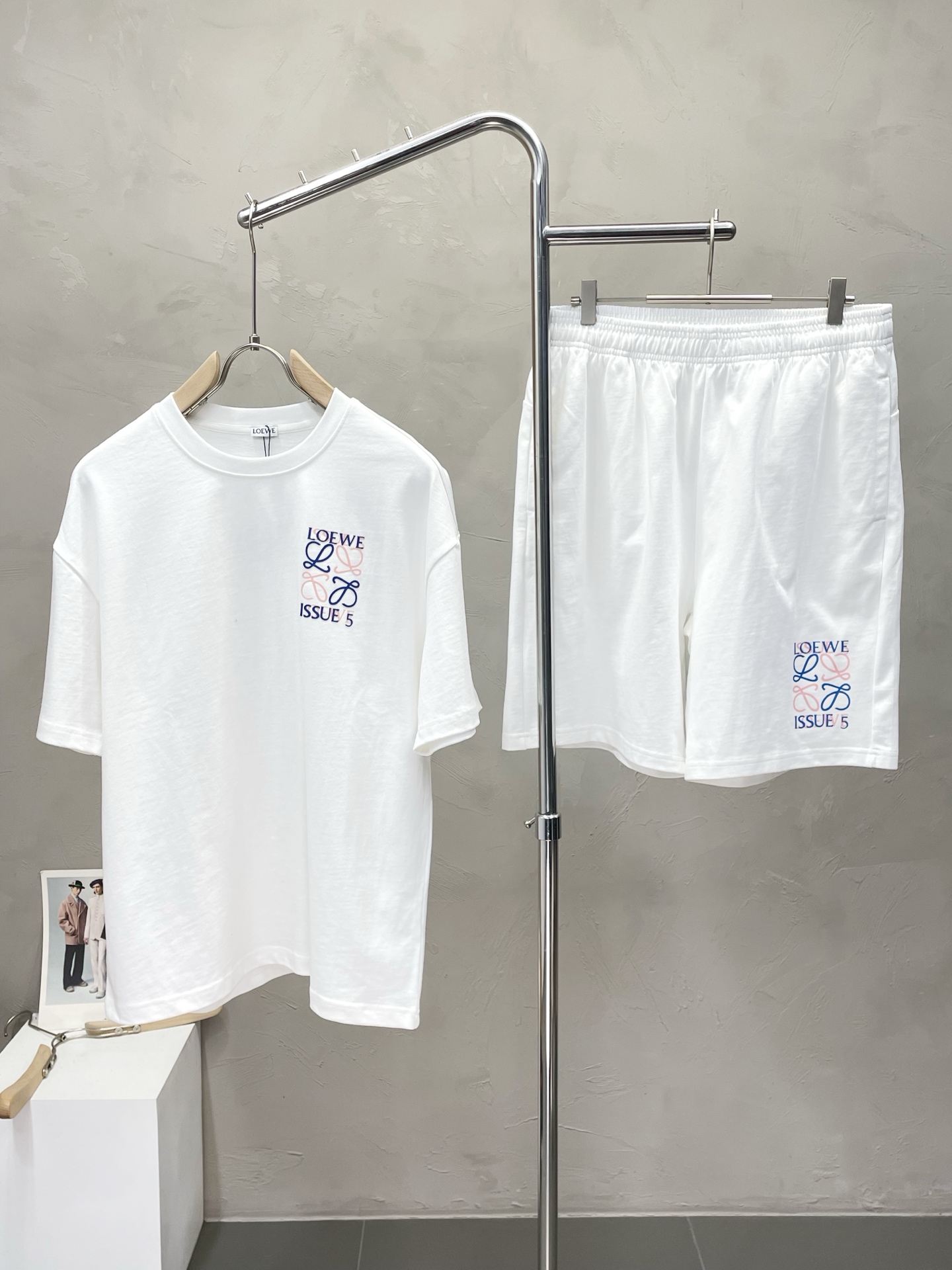 NO:490839,/Set.LOEWE exclusively offers the same spring and summer suit for the new counter, full of high-end feel!  The details are exquisite and high-end, and the workmanship is impeccable!  Imported fabrics are three-dimensional, exquisite and delicate. The original high-end double-sided jersey fabrics are very high-end!  The fabric is crisp, wrinkle-resistant, wear-resistant, moisture absorption, quick drying and breathable, neat and stylish. Number of codes 48-54, loewe, loewe, alexander wang19860909/套.LOEWE罗意威独家专供新款专柜同款春夏套装,高级感满满！细节精致高档,做工无可挑剔！进口面料 立体精致细腻.原版高端双面平纹针织面料很显高级！面料挺括抗皱耐磨,吸湿速干透气,利落有型.码数48-54,,loewe,loewe,alexander wang,Men's clothing