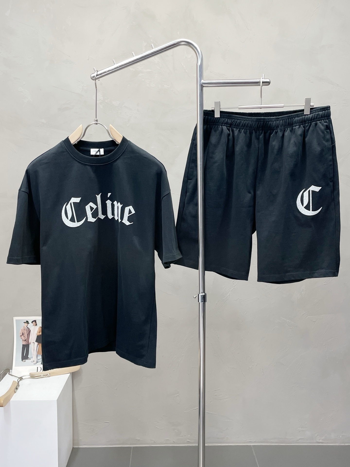 NO:493458,/Set.CELINE exclusively offers the same spring and summer suit for the new counter, full of high-end feel!  The details are exquisite and high-end, and the workmanship is impeccable!  Imported fabrics are three-dimensional, exquisite and delicate. The original high-end double-sided jersey fabrics are very high-end!  The fabric is crisp, wrinkle-resistant, wear-resistant, moisture absorption, quick drying and breathable, neat and stylish. Number of codes 48-54, celine, celine, alexander wang19860909/套.CELINE赛琳独家专供新款专柜同款春夏套装,高级感满满！细节精致高档,做工无可挑剔！进口面料 立体精致细腻.原版高端双面平纹针织面料很显高级！面料挺括抗皱耐磨,吸湿速干透气,利落有型.码数48-54,,celine,celine,alexander wang,Men's clothing