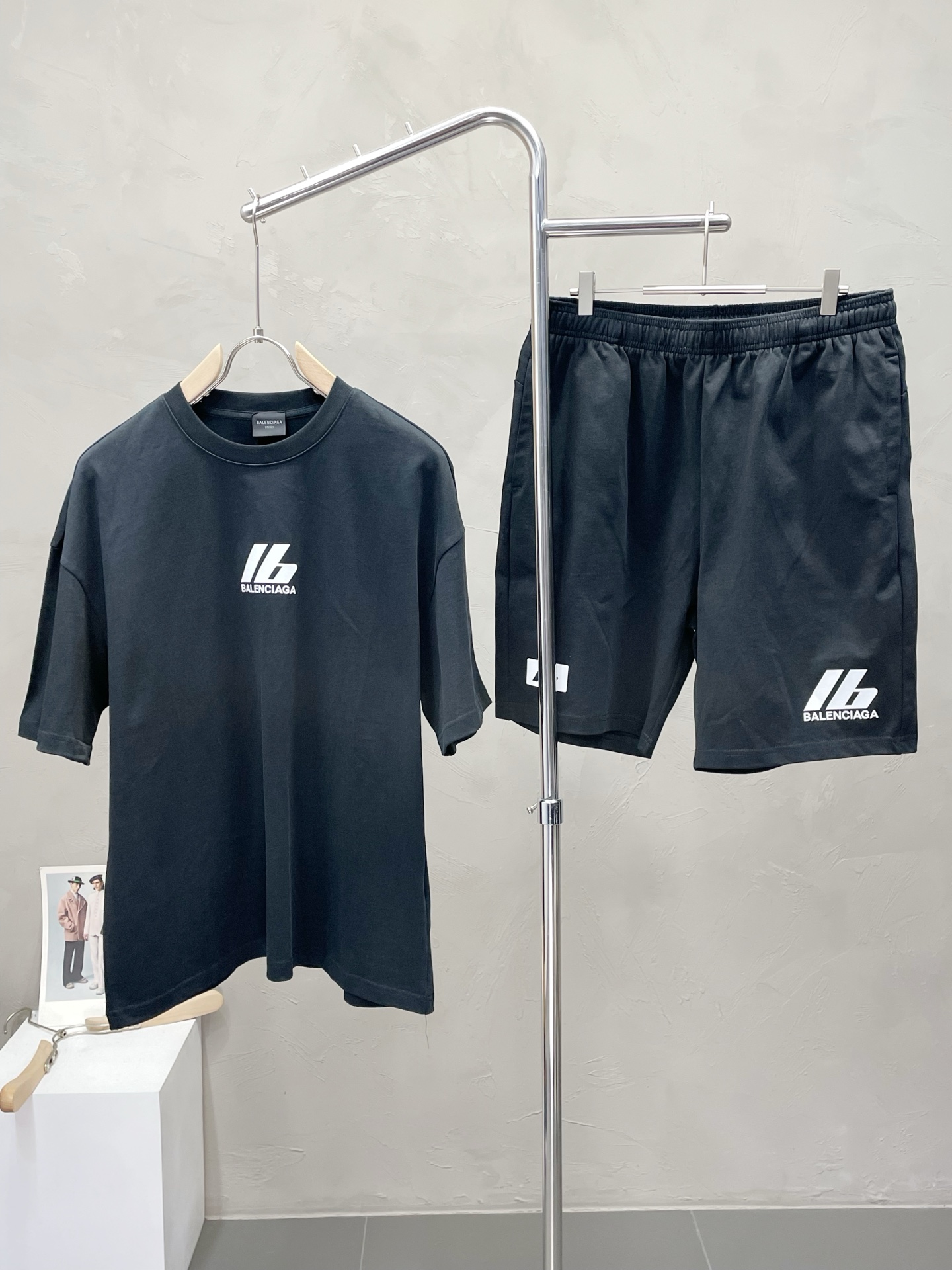 NO:490844,/set. Balenciaga exclusively offers the same spring and summer set for the new counter, full of high-end feel!  The details are exquisite and high-end, and the workmanship is impeccable!  Imported fabrics are three-dimensional, exquisite and delicate. The original high-end double-sided jersey fabrics are very high-end!  The fabric is crisp, wrinkle-resistant, wear-resistant, moisture absorption, quick drying and breathable, neat and stylish. Number of codes 48-54, balenciaga, balenciaga, alexander wang19860909/套. Balenciaga巴黎世家独家专供新款专柜同款春夏套装,高级感满满！细节精致高档,做工无可挑剔！进口面料 立体精致细腻.原版高端双面平纹针织面料很显高级！面料挺括抗皱耐磨,吸湿速干透气,利落有型.码数48-54,,balenciaga,balenciaga,alexander wang,Men's clothing