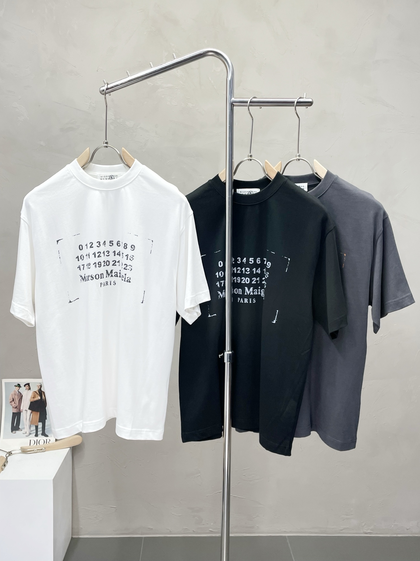 NO:490813,.Masion Margiela Mason Magiela exclusively offers new original single men's casual short sleeves, high-end customization, high-end version, fashionable and versatile imported fabric, super soft and delicate, skin-friendly and comfortable to wear, high-end boutique, OEM factory fine-made top body very good, men's essential items, complete three standards, S-XL,,masion margiela, T-shirt, alexander wang19860909.Masion Margiela梅森马吉拉独家专供新款原单男士休闲短袖 高端定制 高版本 时尚百搭爆款进口面料 手感超柔软细腻 穿着亲肤舒适 高端精品 代工厂精细做上身非常赞 男士必备单品 三标齐全 码数S-XL,,masion margiela,T-shirt,alexander wang,Men's clothing