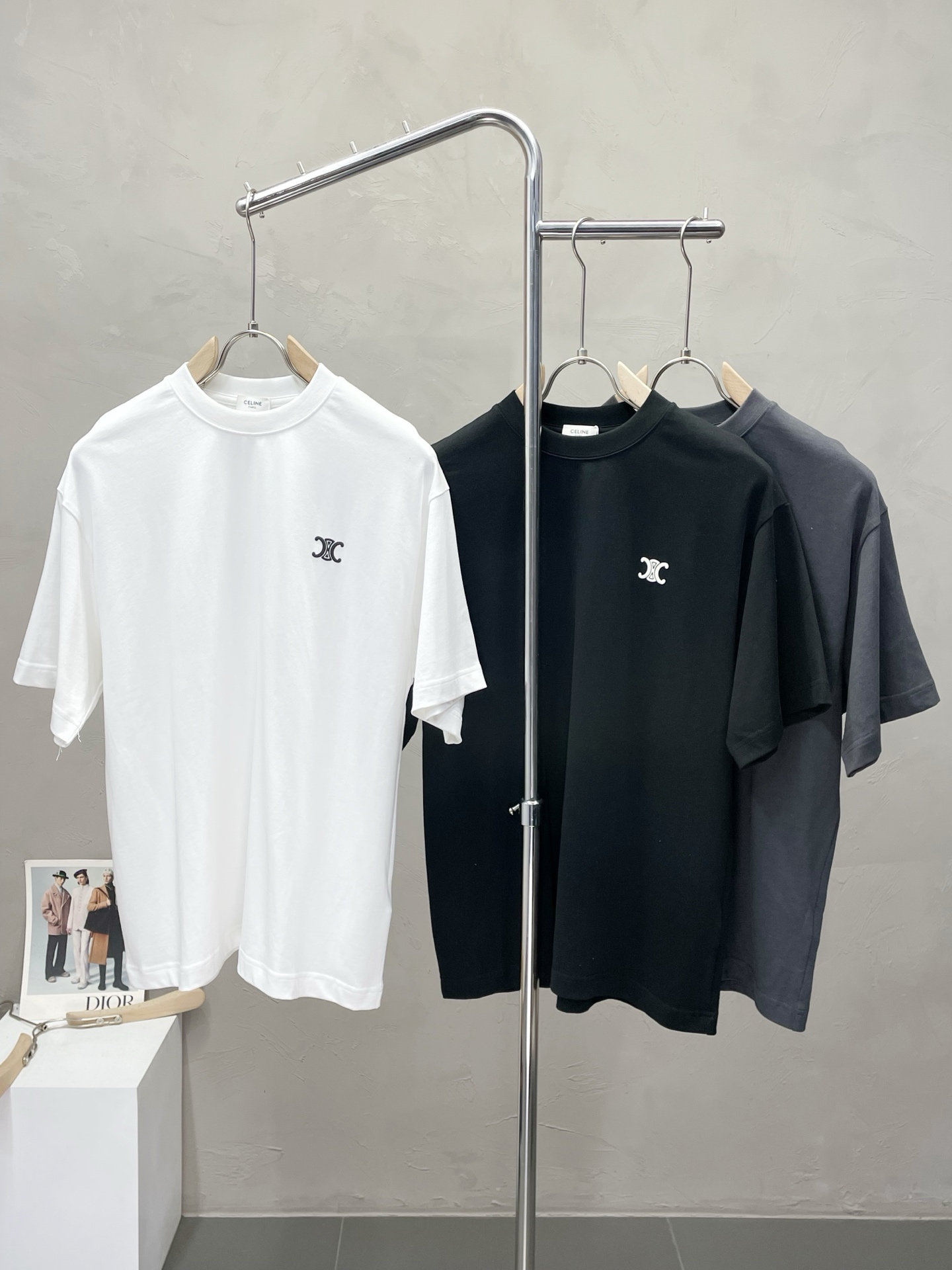 NO:493463,.CELINE exclusively offers new original single men's casual short sleeves, high-end customization, high-end version, fashionable and versatile imported fabric, super soft and delicate, skin-friendly and comfortable to wear, high-end boutique, OEM, fine-made top body, very good, men's essential items, complete three standards, S-XL,,celine,celine,T-shirt,alexander wang19860909.CELINE赛琳独家专供新款原单男士休闲短袖 高端定制 高版本 时尚百搭爆款进口面料 手感超柔软细腻 穿着亲肤舒适 高端精品 代工厂精细做上身非常赞 男士必备单品 三标齐全 码数S-XL,,celine,celine,T-shirt,alexander wang,Men's clothing