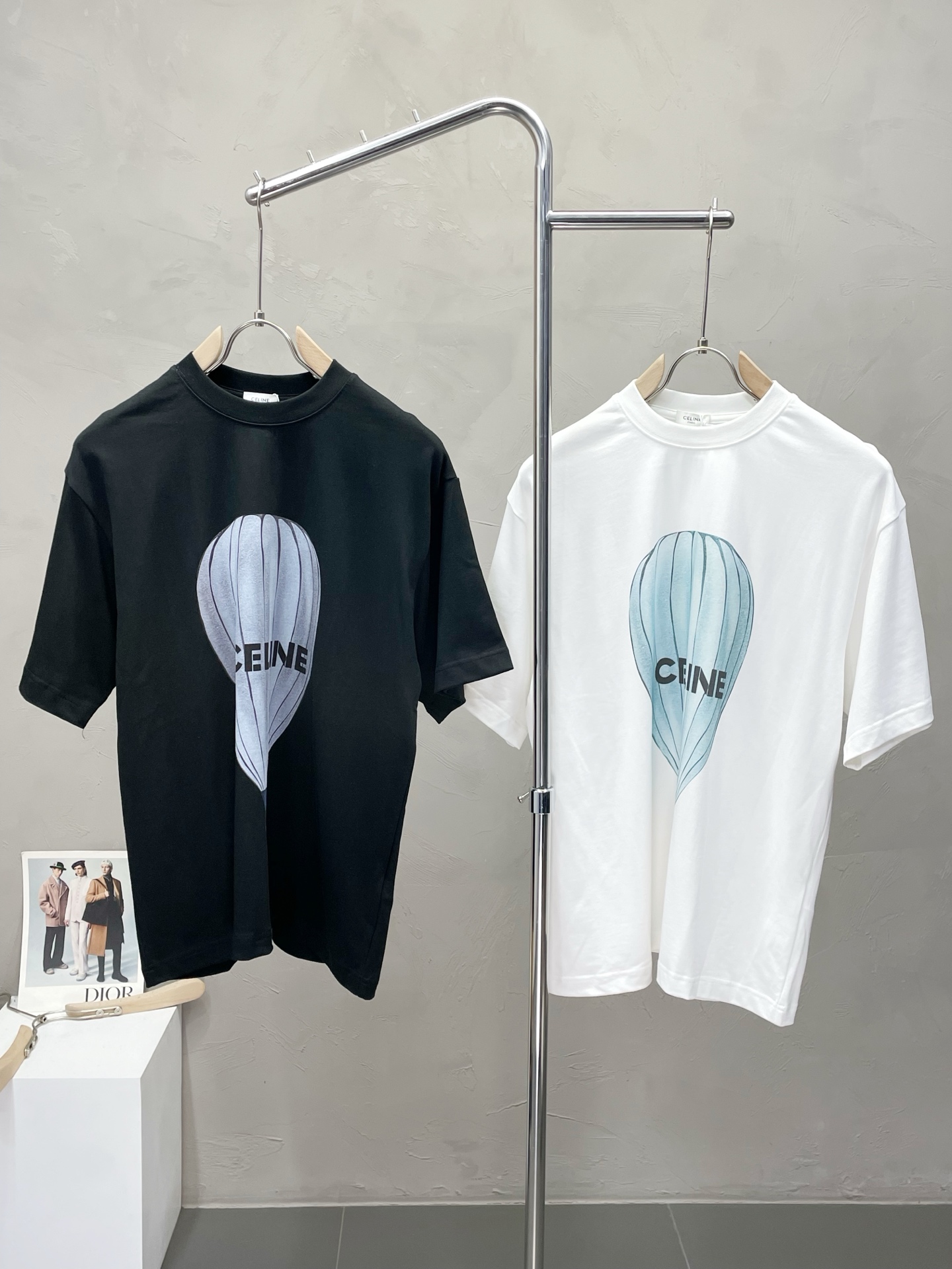 NO:490823,.CELINE exclusively offers new original single men's casual short sleeves, high-end customization, high-end version, fashionable and versatile imported fabric, super soft and delicate, skin-friendly and comfortable to wear, high-end boutique, OEM, fine-made top body, very good, men's essential items, complete three standards, S-XL,,celine,celine,T-shirt,alexander wang19860909.CELINE赛琳独家专供新款原单男士休闲短袖 高端定制 高版本 时尚百搭爆款进口面料 手感超柔软细腻 穿着亲肤舒适 高端精品 代工厂精细做上身非常赞 男士必备单品 三标齐全 码数S-XL,,celine,celine,T-shirt,alexander wang,Men's clothing