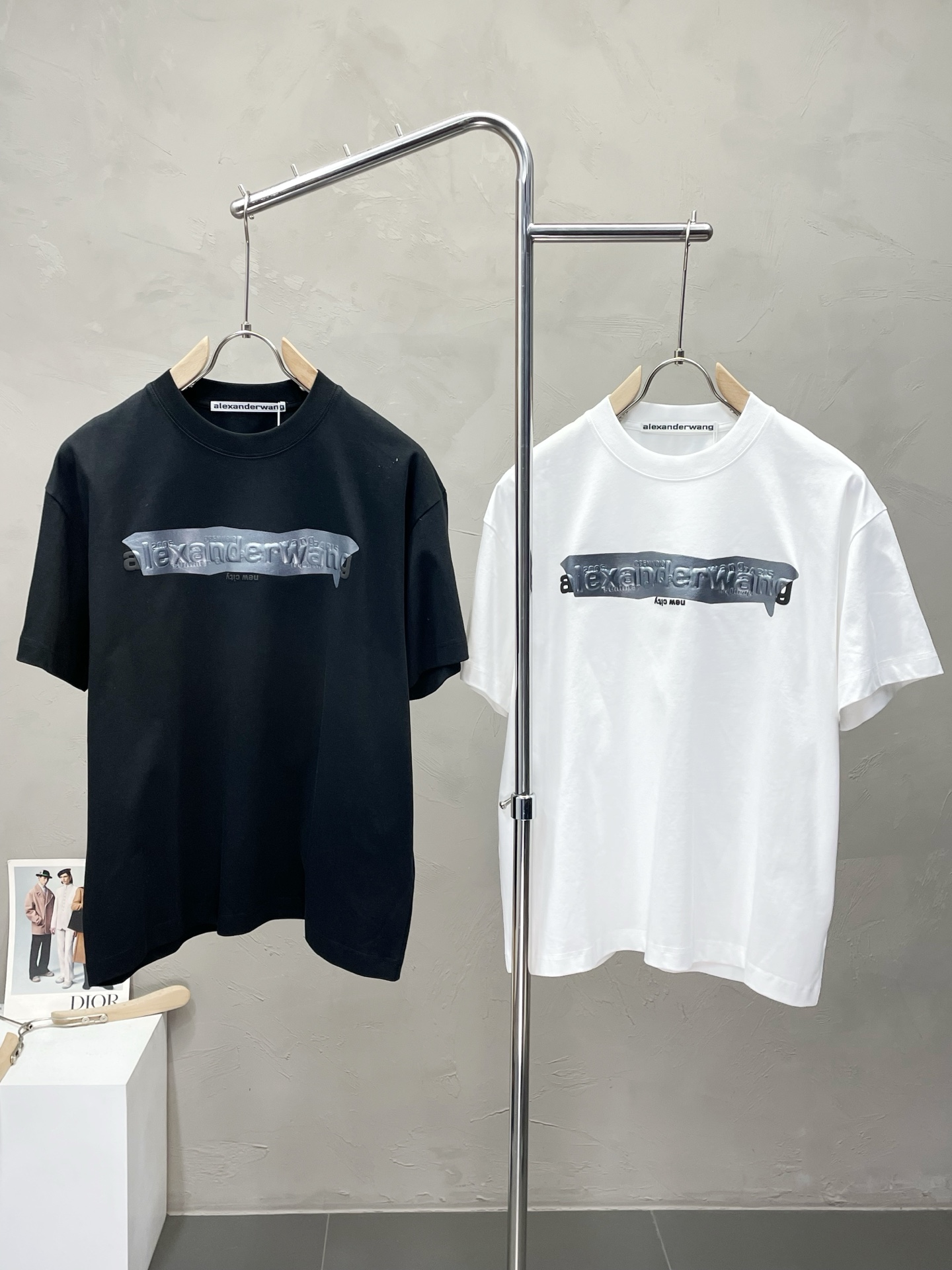 NO:493425,.Alexanderwang Alexanderwang exclusively supplies new original single men's casual short sleeves, high-end customization, high-end version, fashionable and versatile imported fabric, super soft and delicate, skin-friendly and comfortable to wear, high-end boutique, OEM factory fine-made top body very good, men's essential items, complete three standards, S-XL, alexander wang, T-shirt, alexander wang19860909.Alexanderwang亚历山大王独家专供新款原单男士休闲短袖 高端定制 高版本 时尚百搭爆款进口面料 手感超柔软细腻 穿着亲肤舒适 高端精品 代工厂精细做上身非常赞 男士必备单品 三标齐全 码数S-XL,,alexander wang,T-shirt,alexander wang,Men's clothing