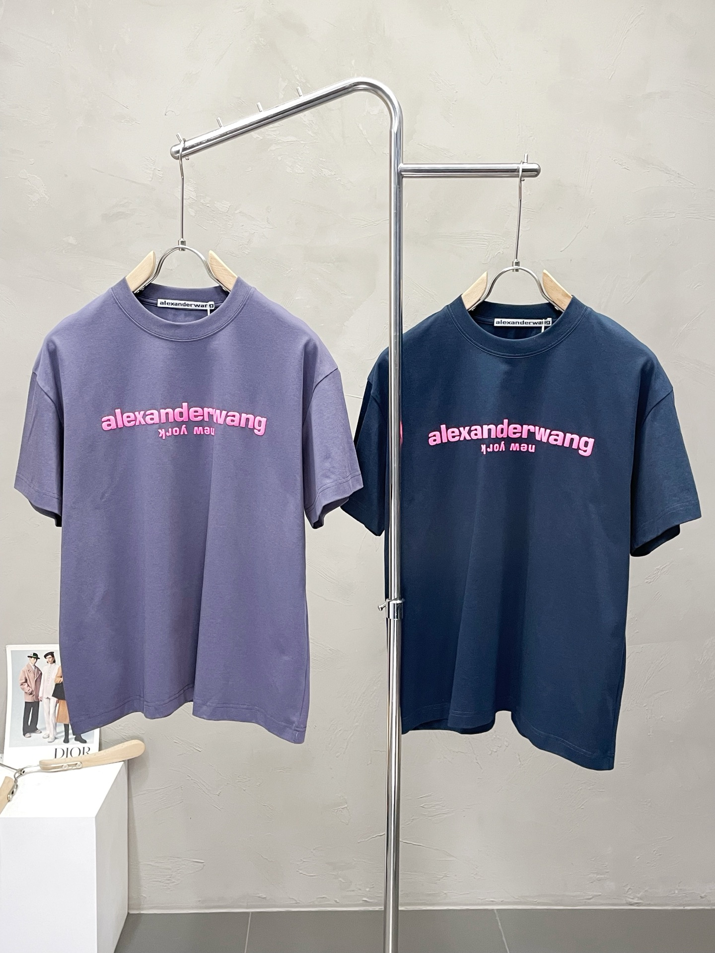 NO:490852,.Alexanderwang Alexanderwang exclusively supplies new original single men's casual short sleeves, high-end customization, high-end version, fashionable and versatile imported fabric, super soft and delicate, skin-friendly and comfortable to wear, high-end boutique, OEM factory fine-made top body very good, men's essential items, complete three standards, S-XL, alexander wang, T-shirt, alexander wang19860909.Alexanderwang亚历山大王独家专供新款原单男士休闲短袖 高端定制 高版本 时尚百搭爆款进口面料 手感超柔软细腻 穿着亲肤舒适 高端精品 代工厂精细做上身非常赞 男士必备单品 三标齐全 码数S-XL,,alexander wang,T-shirt,alexander wang,Men's clothing