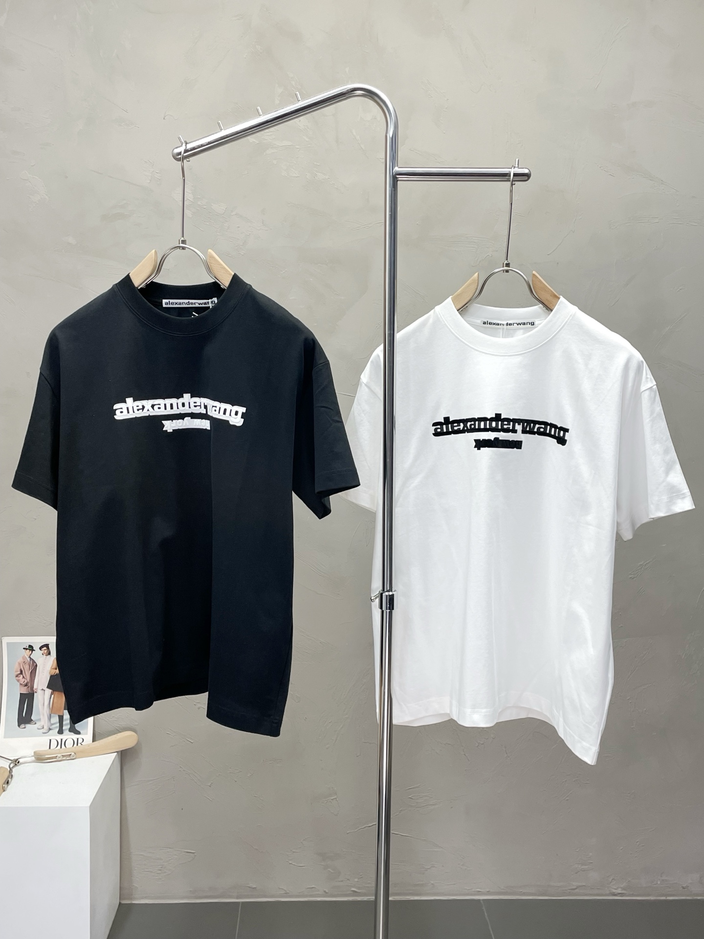 NO:493406,.Alexanderwang Alexanderwang exclusively supplies new original single men's casual short sleeves, high-end customization, high-end version, fashionable and versatile imported fabric, super soft and delicate, skin-friendly and comfortable to wear, high-end boutique, OEM factory fine-made top body very good, men's essential items, complete three standards, S-XL, alexander wang, T-shirt, alexander wang19860909.Alexanderwang亚历山大王独家专供新款原单男士休闲短袖 高端定制 高版本 时尚百搭爆款进口面料 手感超柔软细腻 穿着亲肤舒适 高端精品 代工厂精细做上身非常赞 男士必备单品 三标齐全 码数S-XL,,alexander wang,T-shirt,alexander wang,Men's clothing