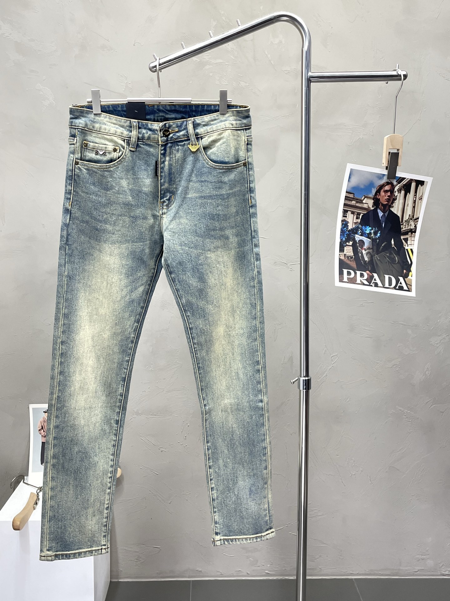 NO:490755,.ARMANI exclusively offers the new high-end version of jeans!  Customized fabrics for counters are breathable and comfortable, with impeccable details, and the brand element design concept reflects high quality. The feel is delicate and soft!  It is casually cut, with a great upper body style!  Number of codes 28-38 (35), Armani, Armani, Jeans, Alexander wang19860909.ARMANI阿玛尼独家专供新款牛仔裤高端版本！专柜定制面料 透气舒适度高,细节无可挑剔,品牌元素设计理念,体现高品质.手感细腻柔软！呈现休闲裁剪,上身版型超赞！码数28-38（有35）,,armani,armani,jeans,alexander wang,Men's clothing