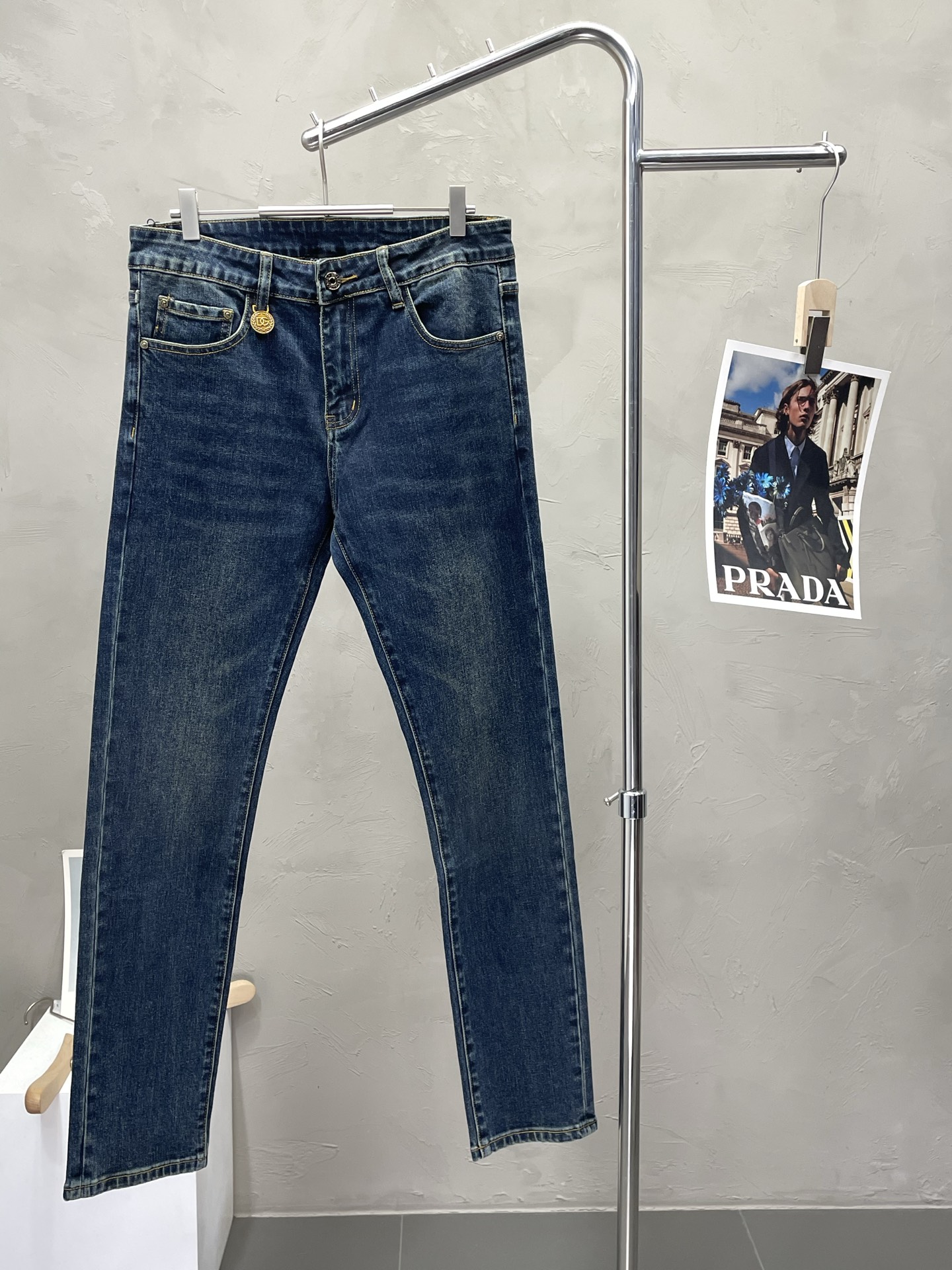 NO:493383,.Dolce & Gabbana exclusively offers new high-end jeans!  Customized fabrics for counters are breathable and comfortable, with impeccable details, and the brand element design concept reflects high quality. The feel is delicate and soft!  It is casually cut, with a great upper body style!  Number of codes 28-38 (35), Dolce & Gabbana, Dolce & Gabbana, jeans, alexander wang19860909.Dolce&Gabbana杜嘉班纳独家专供新款牛仔裤高端版本！专柜定制面料 透气舒适度高,细节无可挑剔,品牌元素设计理念,体现高品质.手感细腻柔软！呈现休闲裁剪,上身版型超赞！码数28-38（有35）,,Dolce&Gabbana,Dolce&Gabbana,jeans,alexander wang,Men's clothing