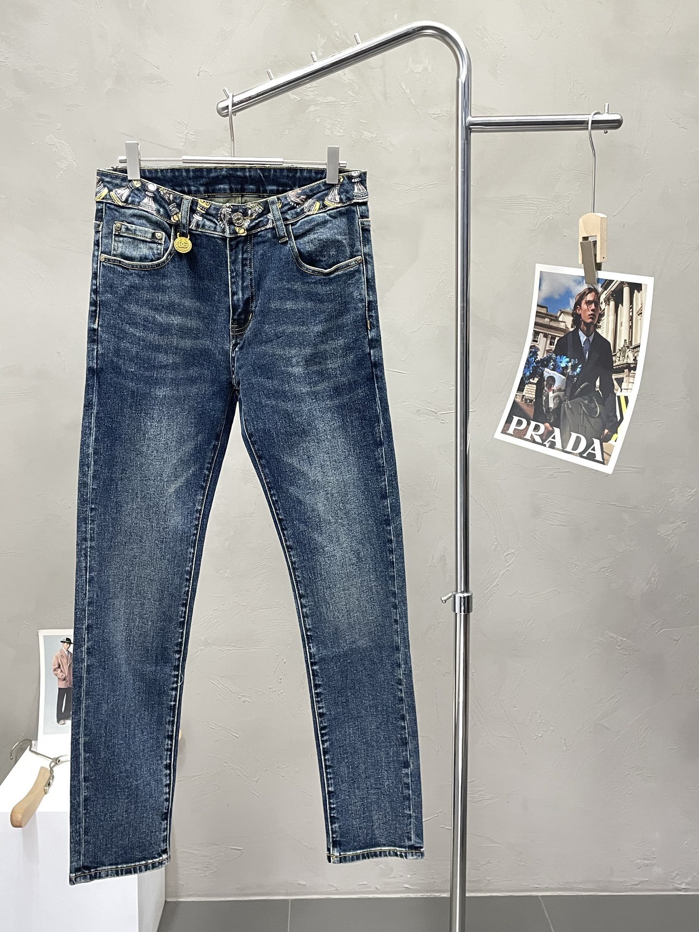 NO:490775,.Dolce & Gabbana exclusively offers new high-end jeans!  Customized fabrics for counters are breathable and comfortable, with impeccable details, and the brand element design concept reflects high quality. The feel is delicate and soft!  It is casually cut, with a great upper body style!  Number of codes 28-38 (35), Dolce & Gabbana, Dolce & Gabbana, jeans, alexander wang19860909.Dolce&Gabbana杜嘉班纳独家专供新款牛仔裤高端版本！专柜定制面料 透气舒适度高,细节无可挑剔,品牌元素设计理念,体现高品质.手感细腻柔软！呈现休闲裁剪,上身版型超赞！码数28-38（有35）,,Dolce&Gabbana,Dolce&Gabbana,jeans,alexander wang,Men's clothing