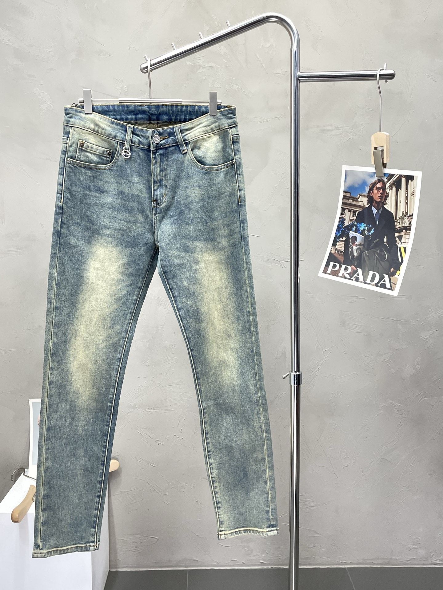 NO:493358,.FENDI exclusively offers new high-end jeans!  Customized fabrics for counters are breathable and comfortable, with impeccable details, and the brand element design concept reflects high quality. The feel is delicate and soft!  It is casually cut, with a great upper body style!  Number of codes 28-38 (35), fendi, fendi, jeans, alexander wang19860909.FENDI芬迪独家专供新款牛仔裤高端版本！专柜定制面料 透气舒适度高,细节无可挑剔,品牌元素设计理念,体现高品质.手感细腻柔软！呈现休闲裁剪,上身版型超赞！码数28-38（有35）,,fendi,fendi,jeans,alexander wang,Men's clothing