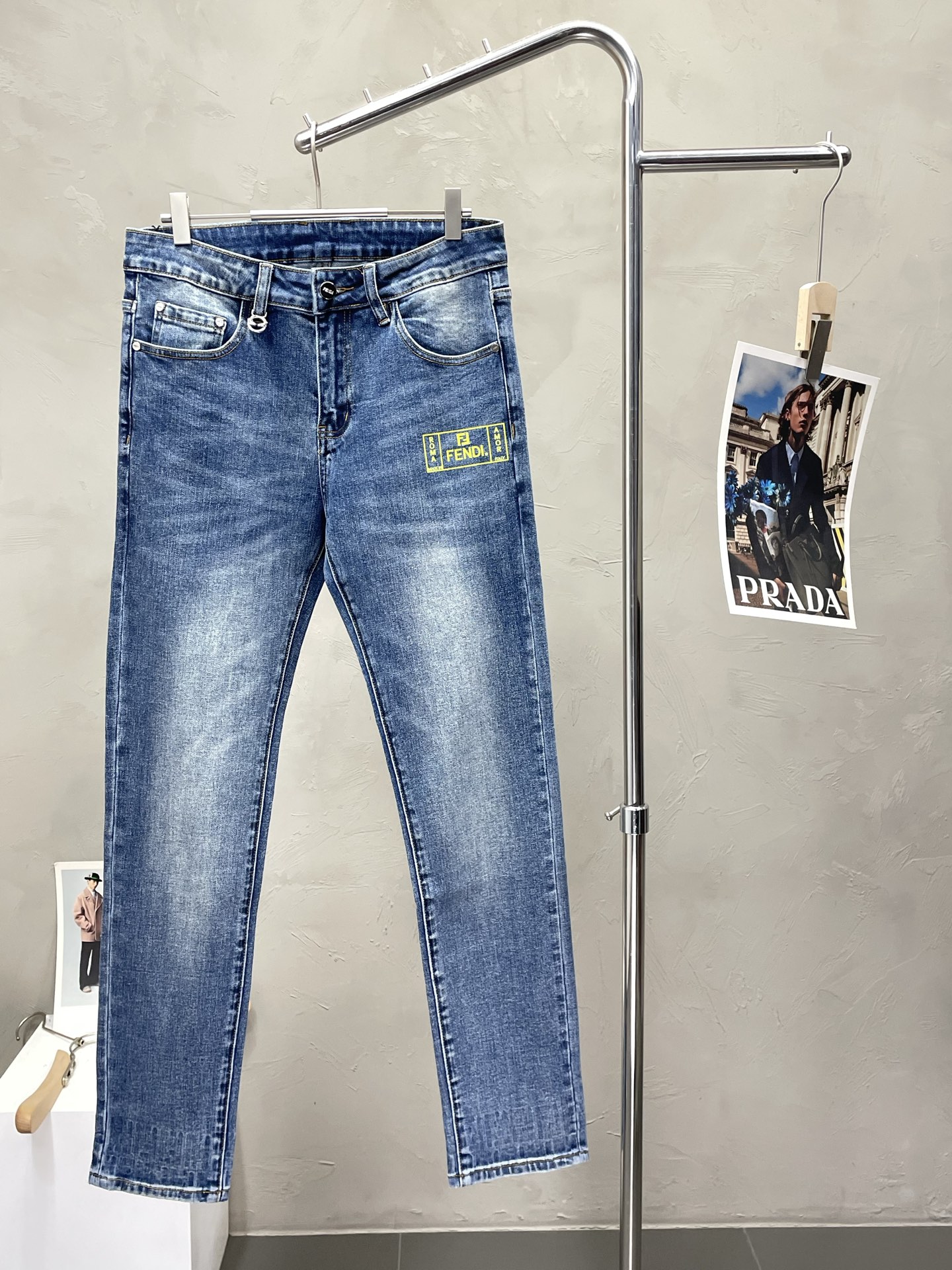 NO:490793,.FENDI exclusively offers new high-end jeans!  Customized fabrics for counters are breathable and comfortable, with impeccable details, and the brand element design concept reflects high quality. The feel is delicate and soft!  It is casually cut, with a great upper body style!  Number of codes 28-38 (35), fendi, fendi, jeans, alexander wang19860909.FENDI芬迪独家专供新款牛仔裤高端版本！专柜定制面料 透气舒适度高,细节无可挑剔,品牌元素设计理念,体现高品质.手感细腻柔软！呈现休闲裁剪,上身版型超赞！码数28-38（有35）,,fendi,fendi,jeans,alexander wang,Men's clothing