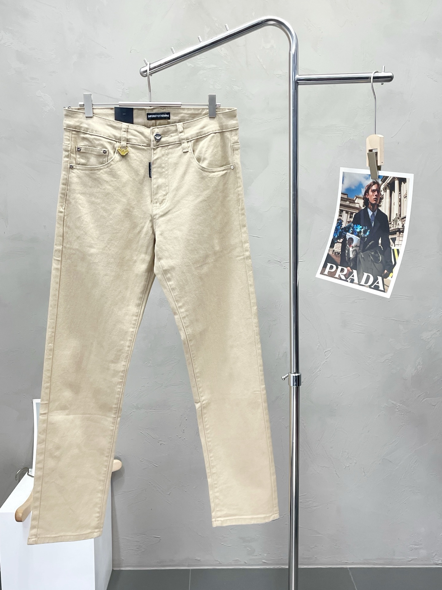 NO:490788,.Armani exclusively offers new high-end jeans!  Customized fabrics for counters are breathable and comfortable, with impeccable details, and the brand element design concept reflects high quality. The feel is delicate and soft!  It is casually cut, with a great upper body style!  Count 29-40 (35), Armani, Armani, Jeans, Alexander wang19860909.Armani阿玛尼独家专供新款牛仔裤高端版本！专柜定制面料 透气舒适度高,细节无可挑剔,品牌元素设计理念,体现高品质.手感细腻柔软！呈现休闲裁剪,上身版型超赞！码数29-40（有35）,,armani,armani,jeans,alexander wang,Men's clothing