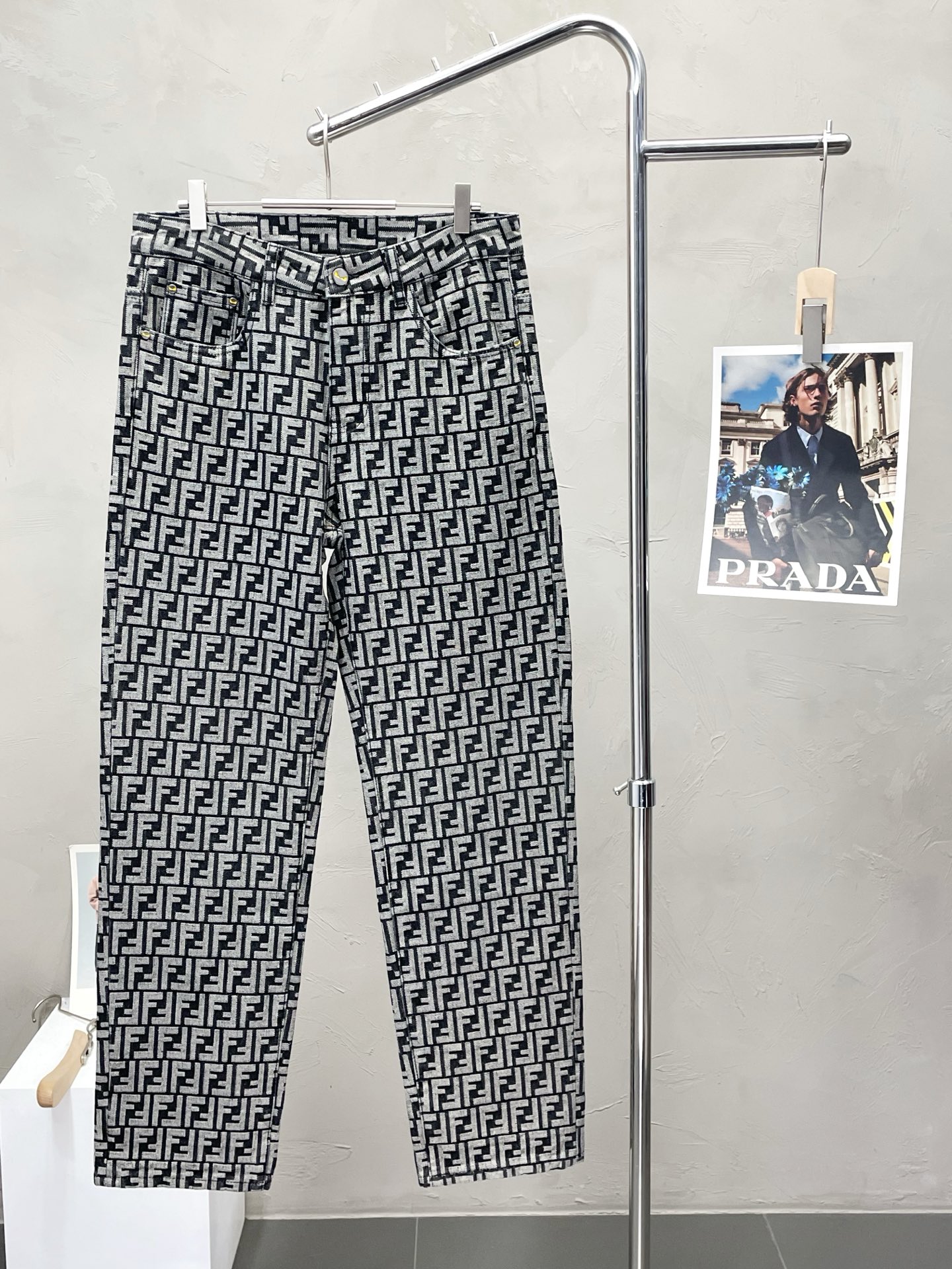 NO:493385,.FENDI exclusively offers new jeans wide-leg jeans high-end version!  Customized fabrics for counters are breathable and comfortable, with impeccable details, and the brand element design concept reflects high quality. The feel is delicate and soft!  It is casually cut, with a great upper body style!  Count 29-38, fendi, fendi, jeans, alexander wang19860909.FENDI芬迪独家专供新款牛仔裤阔腿牛仔裤 高端版本！专柜定制面料 透气舒适度高,细节无可挑剔,品牌元素设计理念,体现高品质.手感细腻柔软！呈现休闲裁剪,上身版型超赞！码数29-38,,fendi,fendi,jeans,alexander wang,Men's clothing