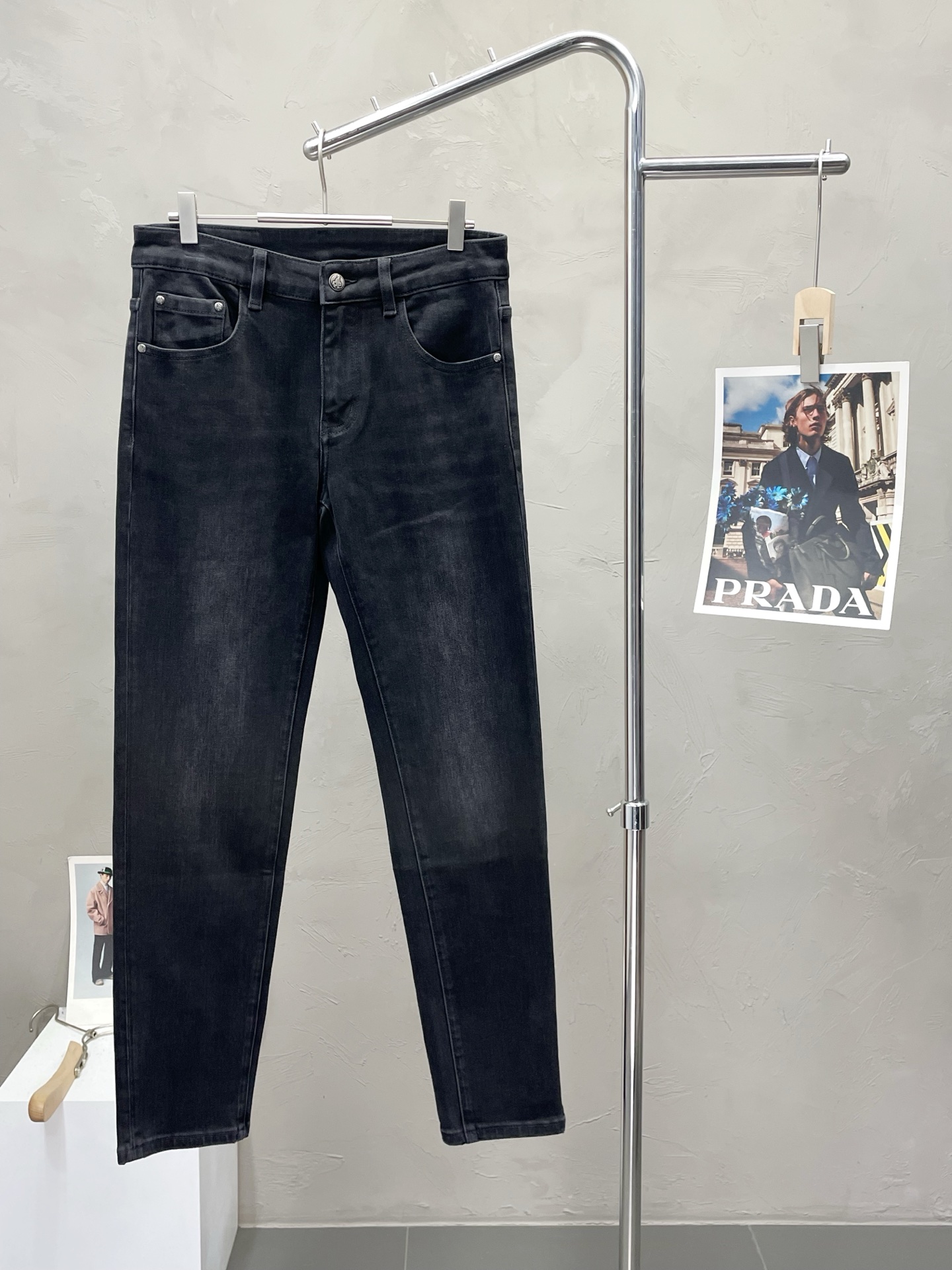 NO:490769,.Prada exclusively offers new high-end jeans!  Customized fabrics for counters are breathable and comfortable, with impeccable details, and the brand element design concept reflects high quality. The feel is delicate and soft!  It is casually cut, with a great upper body style!  Count 29-38, prada, prada, jeans, alexander wang19860909.Prada普拉达独家专供新款牛仔裤高端版本！专柜定制面料 透气舒适度高,细节无可挑剔,品牌元素设计理念,体现高品质.手感细腻柔软！呈现休闲裁剪,上身版型超赞！码数29-38,,prada,prada,jeans,alexander wang,Men's clothing