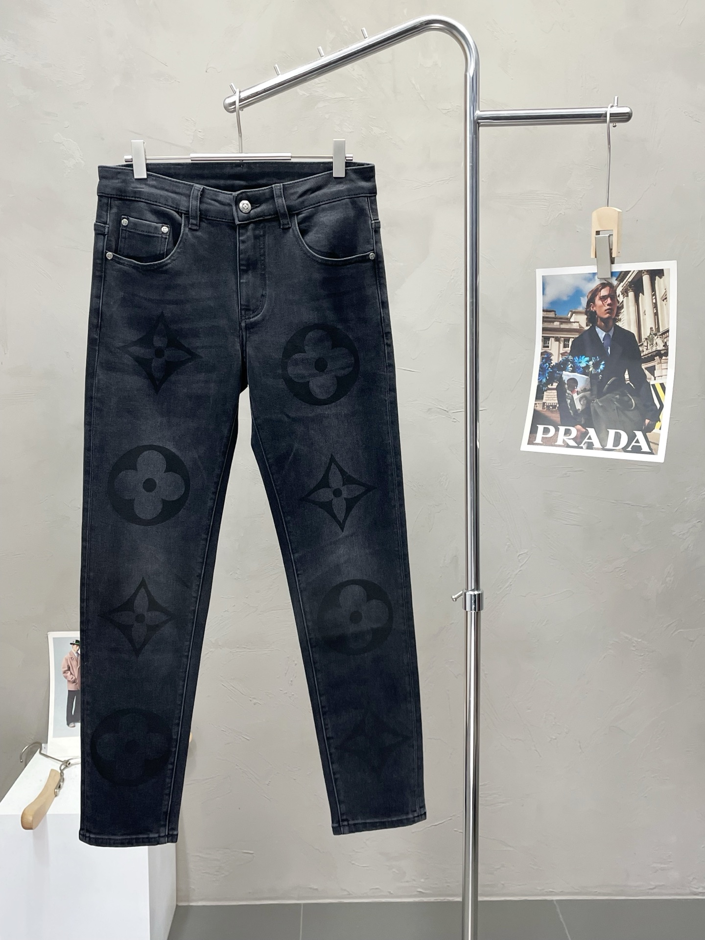 NO:493362,.Louis Vuitton exclusively for the new high-end version of jeans!  Customized fabrics for counters are breathable and comfortable, with impeccable details, and the brand element design concept reflects high quality. The feel is delicate and soft!  It is casually cut, with a great upper body style!  29-38, louis vuitton,louis vuitton,jeans,alexander wang19860909.Louis Vuitton路易威登独家专供新款牛仔裤高端版本！专柜定制面料 透气舒适度高,细节无可挑剔,品牌元素设计理念,体现高品质.手感细腻柔软！呈现休闲裁剪,上身版型超赞！码数29-38,,louis vuitton,louis vuitton,jeans,alexander wang,Men's clothing