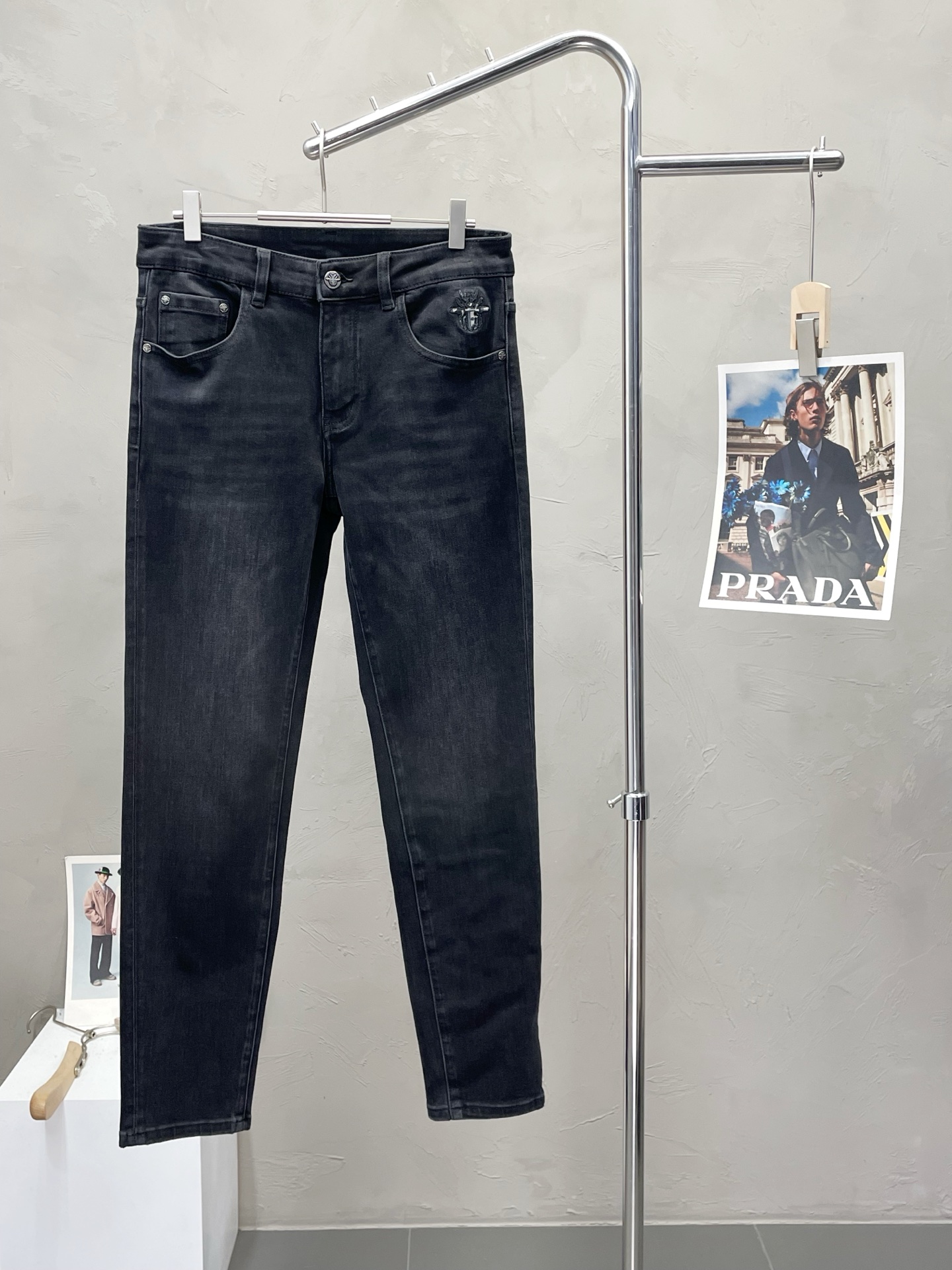 NO:490787,.Dior exclusively offers new high-end jeans!  Customized fabrics for counters are breathable and comfortable, with impeccable details, and the brand element design concept reflects high quality. The feel is delicate and soft!  It is casually cut, with a great upper body style!  29-38, Dior, Dior, Jeans, Alexander wang19860909.Dior迪奥独家专供新款牛仔裤高端版本！专柜定制面料 透气舒适度高,细节无可挑剔,品牌元素设计理念,体现高品质.手感细腻柔软！呈现休闲裁剪,上身版型超赞！码数29-38,,dior,dior,jeans,alexander wang,Men's clothing