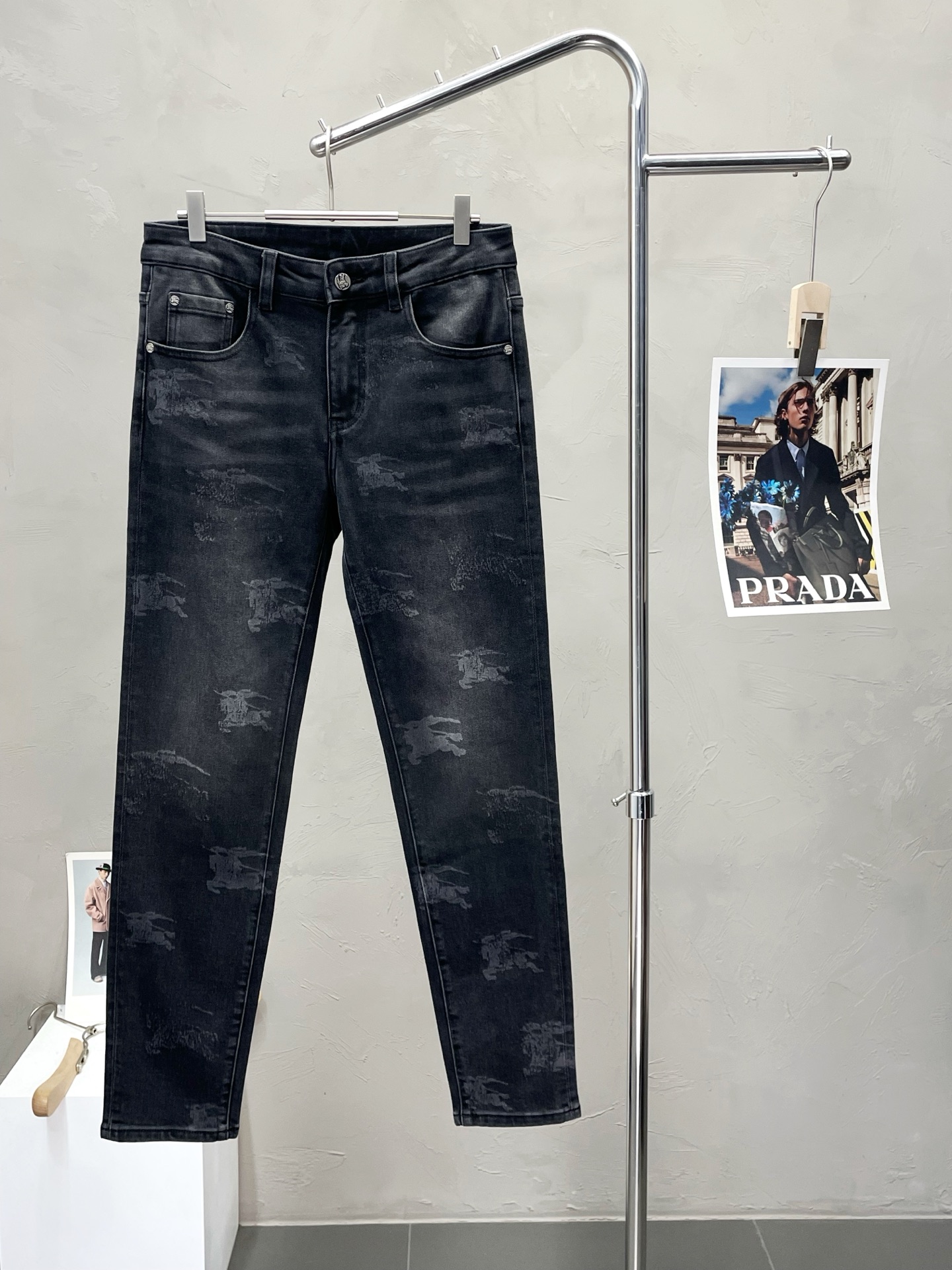 NO:493388,.Burberry exclusively offers the new high-end version of jeans!  Customized fabrics for counters are breathable and comfortable, with impeccable details, and the brand element design concept reflects high quality. The feel is delicate and soft!  It is casually cut, with a great upper body style!  29-38, burberry, burberry, jeans, alexander wang19860909.Burberry巴宝莉独家专供新款牛仔裤高端版本！专柜定制面料 透气舒适度高,细节无可挑剔,品牌元素设计理念,体现高品质.手感细腻柔软！呈现休闲裁剪,上身版型超赞！码数29-38,,burberry,burberry,jeans,alexander wang,Men's clothing