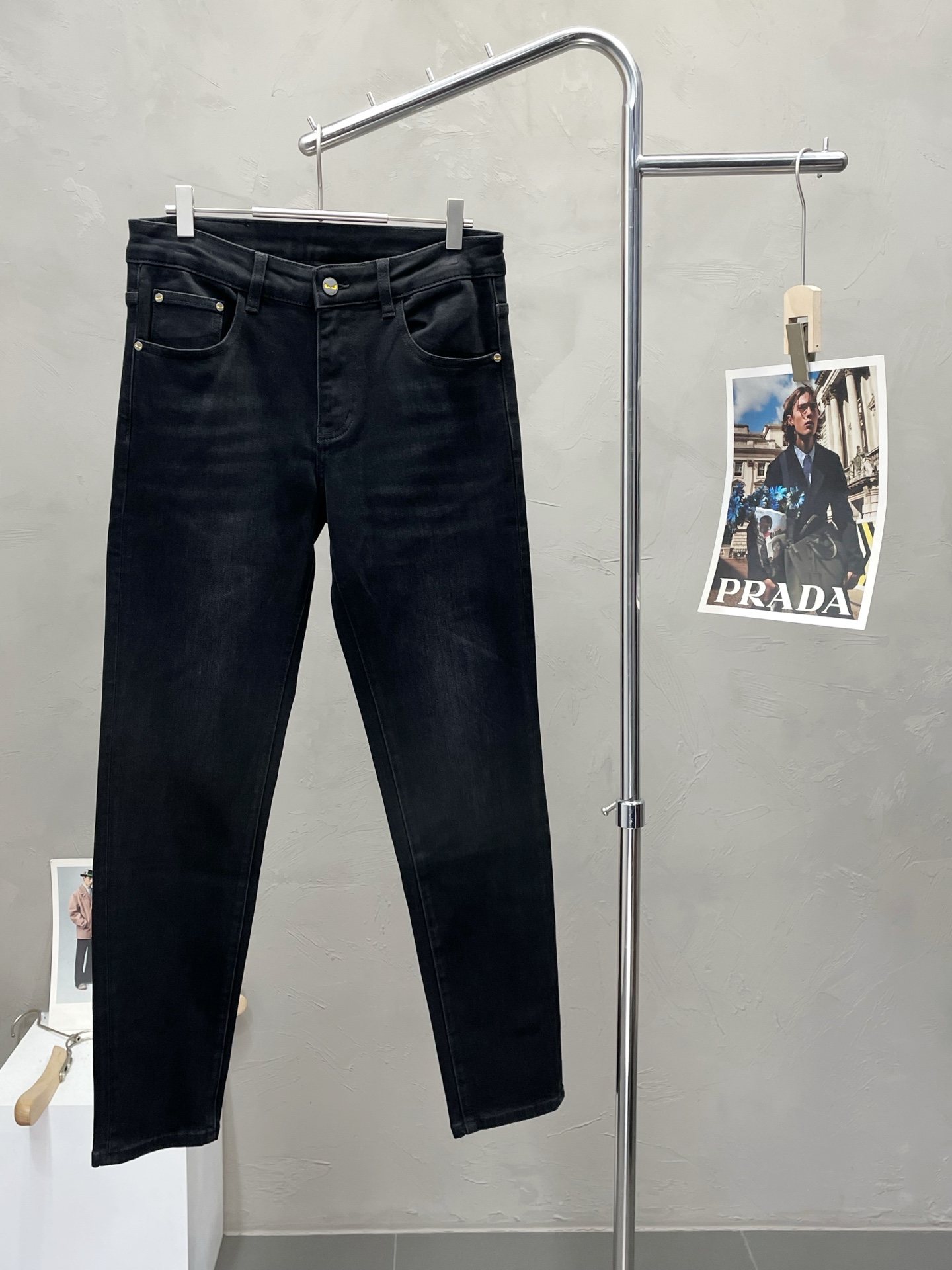 NO:490776,.FENDI exclusively offers new high-end jeans!  Customized fabrics for counters are breathable and comfortable, with impeccable details, and the brand element design concept reflects high quality. The feel is delicate and soft!  It is casually cut, with a great upper body style!  28-38, fendi, fendi, jeans, alexander wang19860909.FENDI芬迪独家专供新款牛仔裤高端版本！专柜定制面料 透气舒适度高,细节无可挑剔,品牌元素设计理念,体现高品质.手感细腻柔软！呈现休闲裁剪,上身版型超赞！码数28-38,,fendi,fendi,jeans,alexander wang,Men's clothing