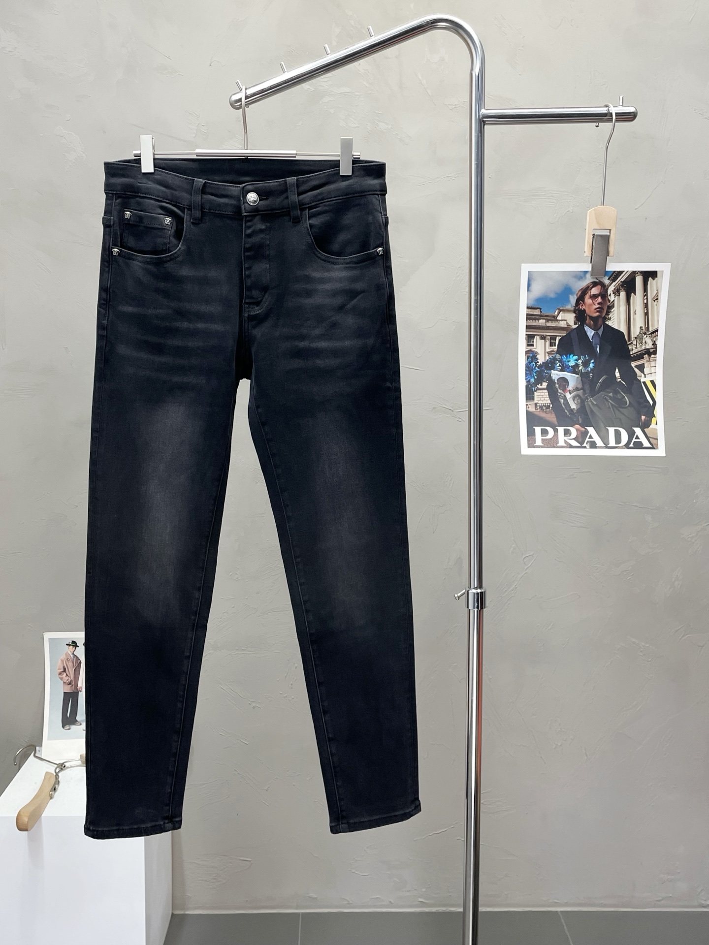 NO:490758,.Versace exclusively offers new high-end jeans!  Customized fabrics for counters are breathable and comfortable, with impeccable details, and the brand element design concept reflects high quality. The feel is delicate and soft!  It is casually cut, with a great upper body style!  Count 29-38, versace, versace, jeans, alexander wang19860909.Versace范思哲独家专供新款牛仔裤高端版本！专柜定制面料 透气舒适度高,细节无可挑剔,品牌元素设计理念,体现高品质.手感细腻柔软！呈现休闲裁剪,上身版型超赞！码数29-38,,versace,versace,jeans,alexander wang,Men's clothing