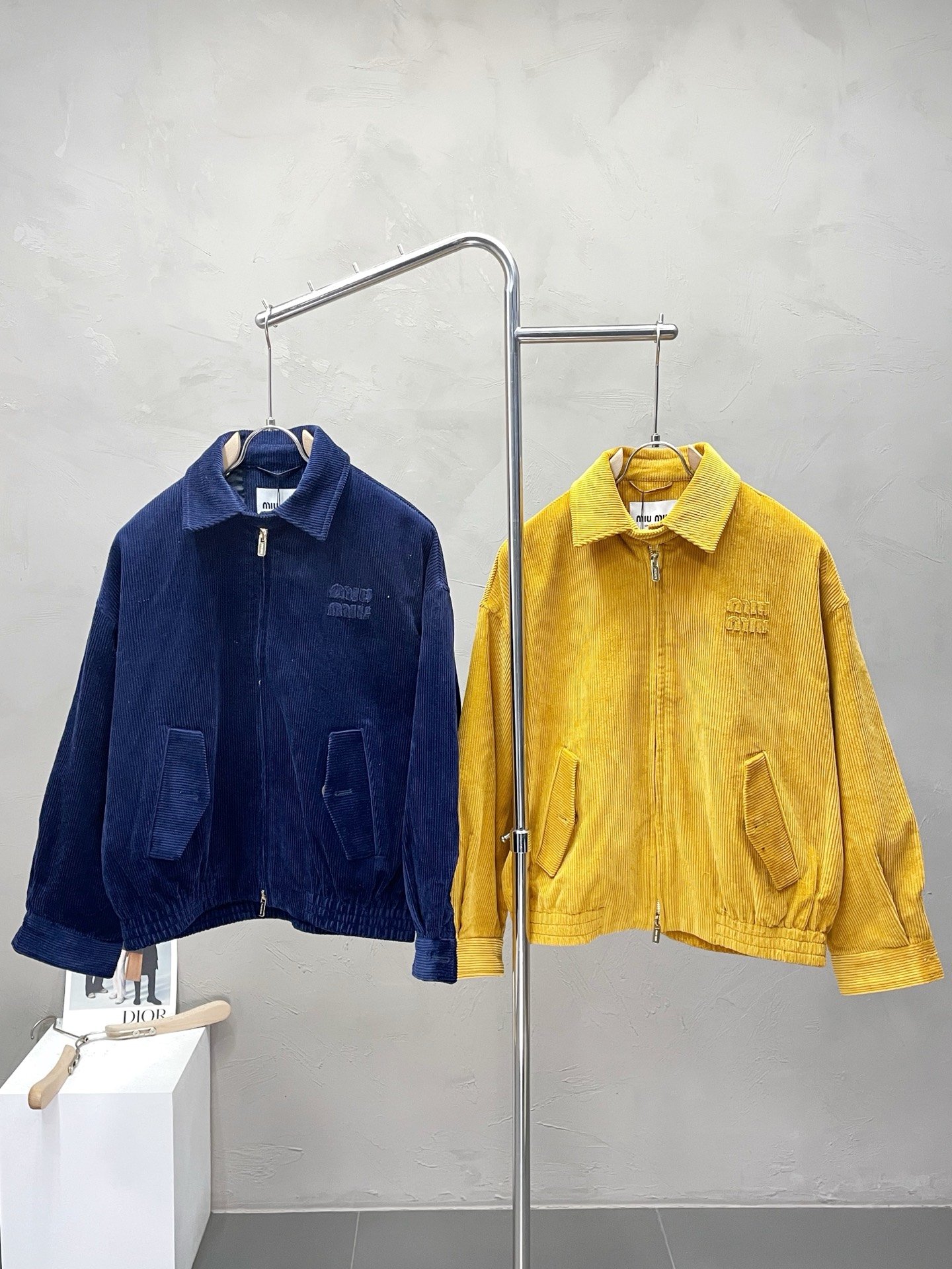 NO:490835,.Miumiu Miumi exclusively offers new fashion and casual autumn and winter jackets. Imported original corduroy fabric is soft and comfortable, comfortable and breathable on the upper body, and a unique design style. Whether worn alone or matched, it is a versatile item, demonstrating the personality of young people. The original hardware and accessories are extremely high-end and handsome on the upper body!  S-2XL, miumiu, jackets & coats, jackets & coats, alexander wang19860909.Miumiu谬谬独家专供新品时尚休闲秋冬夹克外套.进口原版灯芯绒面料,柔软舒适,上身舒适透气,独特设计风格,无论是单穿还是搭配,都是百搭单品,彰显了年轻人的个性,原版五金辅料,档次极高,上身帅气十足！码数S-2XL,,miumiu,jackets & coats,jackets & coats,alexander wang,Men's clothing