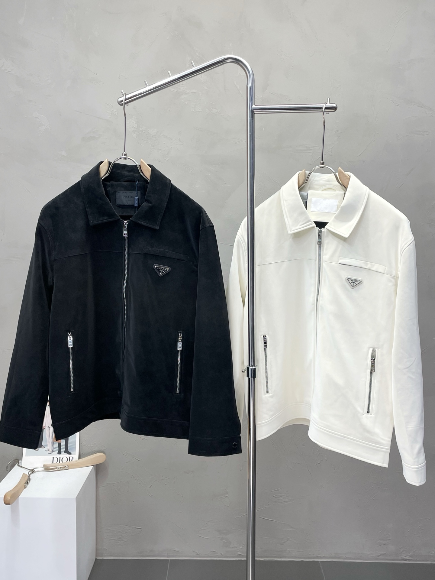 NO:493532,.Prada exclusively offers new fashion and casual autumn and winter jackets. Imported original fabrics are soft and comfortable, comfortable and breathable on the upper body, and a unique design style. Whether worn alone or matched, they are all versatile items, demonstrating the personality of young people. The original hardware and accessories are extremely high-end and handsome on the upper body!  S-2XL, prada, prada, jackets & coats, jackets & coats, alexander wang19860909.Prada普拉达独家专供新品时尚休闲秋冬夹克外套.进口原版面料,柔软舒适,上身舒适透气,独特设计风格,无论是单穿还是搭配,都是百搭单品,彰显了年轻人的个性,原版五金辅料,档次极高,上身帅气十足！码数S-2XL,,prada,prada,jackets & coats,jackets & coats,alexander wang,Men's clothing