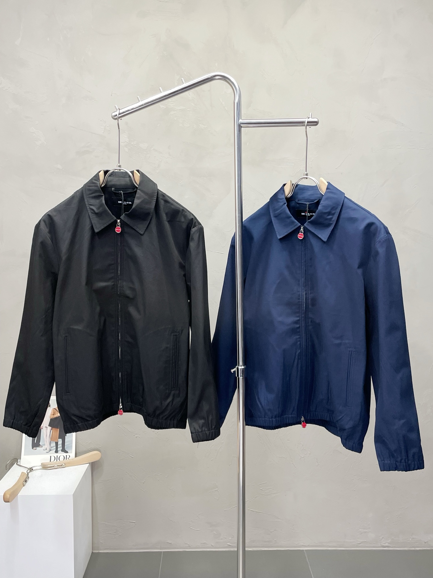 NO:493501,.KITON exclusively offers new fashion and casual autumn and winter jackets. Imported original fabrics are soft and comfortable, comfortable and breathable on the upper body, and a unique design style. Whether worn alone or matched, they are all versatile items, demonstrating the personality of young people. The original hardware and accessories are extremely high-end, and the upper body is very handsome!  S-2XL, Jackets & coats, Jackets & coats, Alexander wang19860909.KITON独家专供新品时尚休闲秋冬夹克外套.进口原版面料,柔软舒适,上身舒适透气,独特设计风格,无论是单穿还是搭配,都是百搭单品,彰显了年轻人的个性,原版五金辅料,档次极高,上身帅气十足！码数S-2XL,,jackets & coats,jackets & coats,alexander wang,Men's clothing