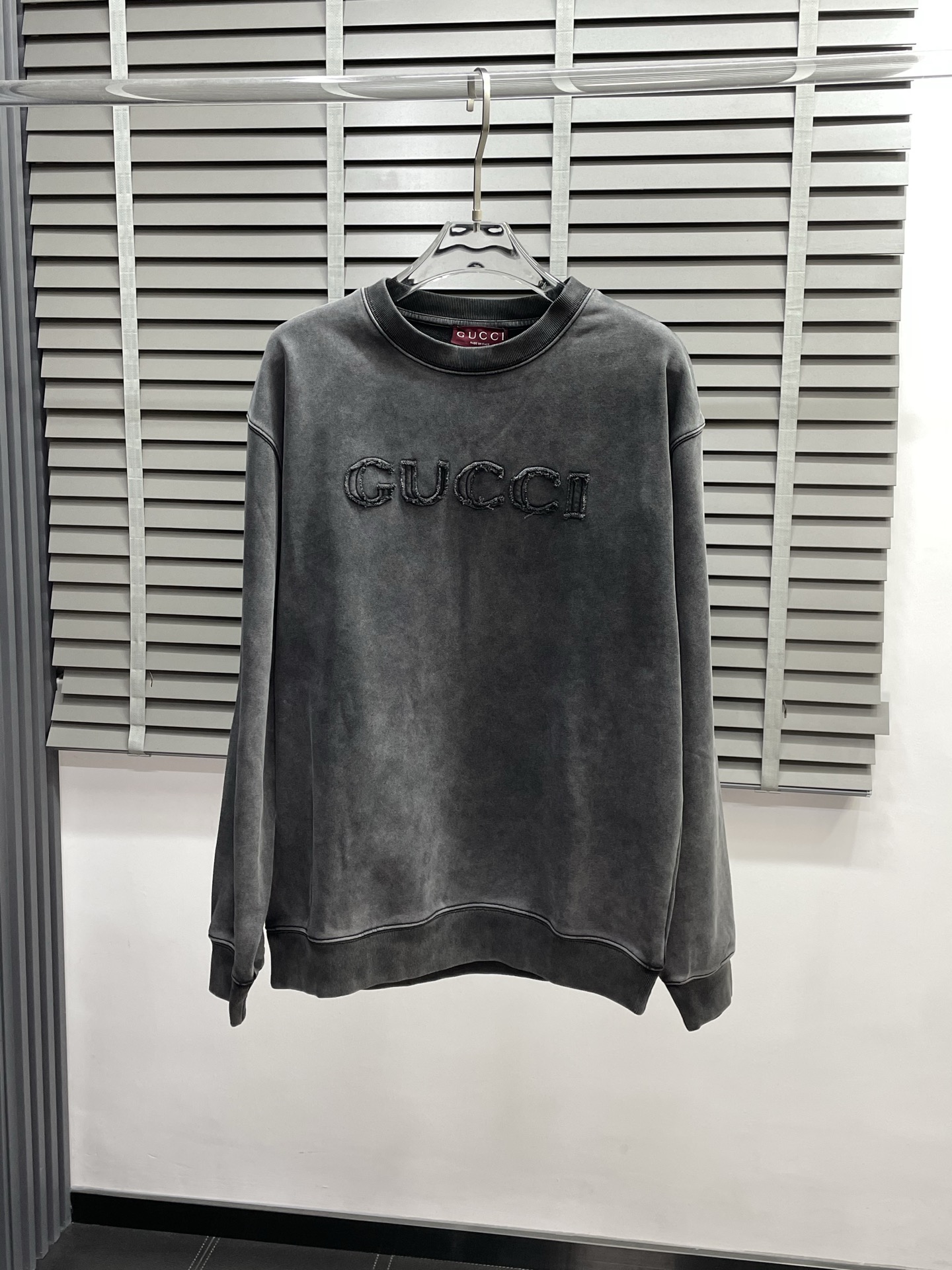 NO:493502,.Gucci exclusively provides the latest spring and autumn fashion pullover sweatshirts. Classic design and design with great appearance. The quality is even more unscrupulous. You can buy it directly. You can't get it wrong! Through detailed pictures, you can feel its powerful aura. The imported fabric has a significant effect in keeping warm, so you don’t have to worry about a little chill! It is both fashionable and functional, and the whole style looks more luxurious and elegant! Size S-XL, gucci, gucci, hoodie, sweatshirts, alexander wang19860909.Gucci古驰独家专供最新春秋时尚套头卫衣 经典设计与颜值爆棚的设计 品质更是无法挑剔品控可以直接入手,不容过错的高端臻品！通过细节图片便可感受到它强悍的气场,进口面料 聚温保暖效果显著,完全不用担心会有一点寒意！时尚与功能性兼备,整款显得更加的奢华大气！ 尺码S-XL,,gucci,gucci,hoodie,sweatshirts,alexander wang,Men's clothing
