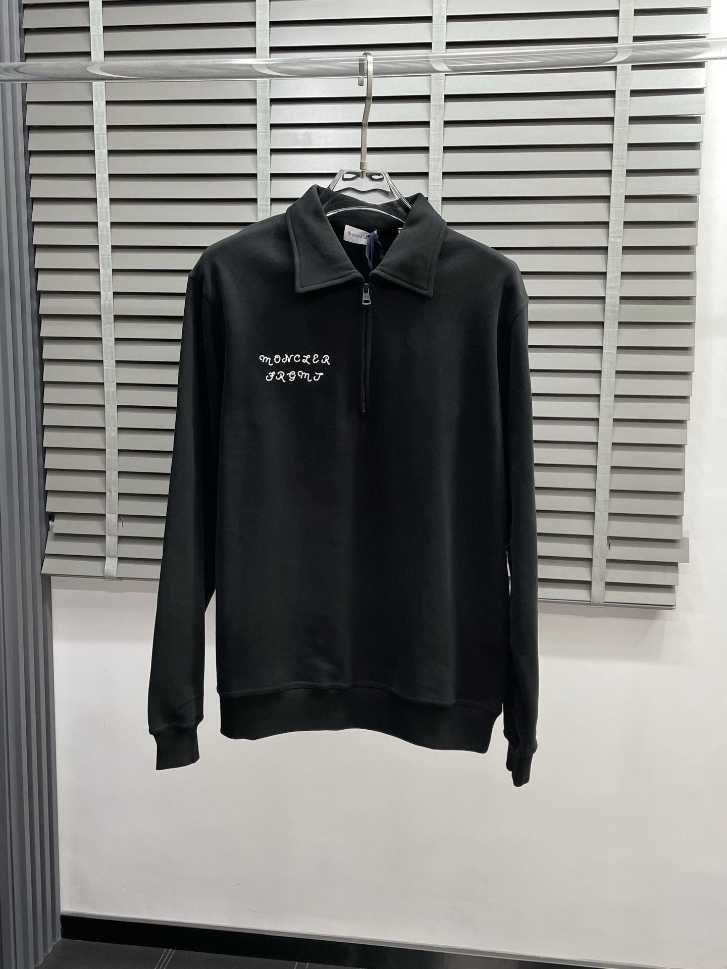 NO:493520,.Moncler's hooded exclusively for the latest spring and autumn fashion pullover semi-zipper sweatshirts. Classic design and design with great appearance. The quality is even more unscrupulous. You can buy it directly. You can't get it wrong! Through detailed pictures, you can feel its powerful aura. The imported fabric has a significant effect in keeping warm, so you don’t have to worry about a little chill! It is both fashionable and functional, and the whole style looks more luxurious and elegant! Size S-XL, Moncler, hoodie, sweatshirts, alexander wang19860909.Moncler蒙口独家专供最新春秋时尚套头半拉链卫衣 经典设计与颜值爆棚的设计 品质更是无法挑剔品控可以直接入手,不容过错的高端臻品！通过细节图片便可感受到它强悍的气场,进口面料 聚温保暖效果显著,完全不用担心会有一点寒意！时尚与功能性兼备,整款显得更加的奢华大气！ 尺码S-XL,,Moncler,hoodie,sweatshirts,alexander wang,Men's clothing