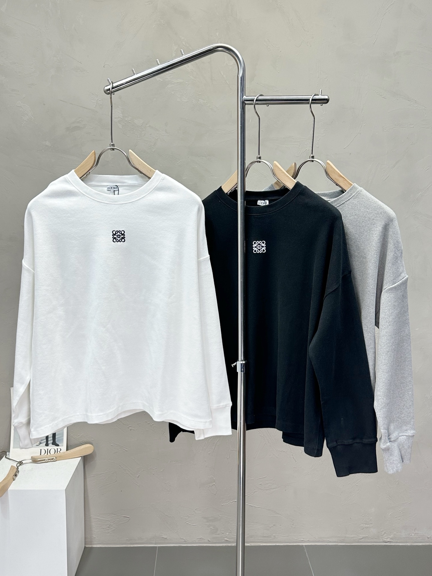 NO:503024,.LOEWE exclusively provides the latest spring and autumn fashion pullover sweatshirts. Classic design and design with great appearance. The quality is even more unscrupulous. You can buy it directly. You can't get it wrong! Through detailed pictures, you can feel its powerful aura. The imported fabric has a significant effect in keeping warm, so you don’t have to worry about a little chill! It is both fashionable and functional, and the whole style looks more luxurious and elegant! Size S-XL, loewe, loewe, hoodie, sweatshirts, alexander wang19860909.LOEWE罗意威独家专供最新春秋时尚套头卫衣 经典设计与颜值爆棚的设计 品质更是无法挑剔品控可以直接入手,不容过错的高端臻品！通过细节图片便可感受到它强悍的气场,进口面料 聚温保暖效果显著,完全不用担心会有一点寒意！时尚与功能性兼备,整款显得更加的奢华大气！ 尺码S-XL,,loewe,loewe,hoodie,sweatshirts,alexander wang,Men's clothing