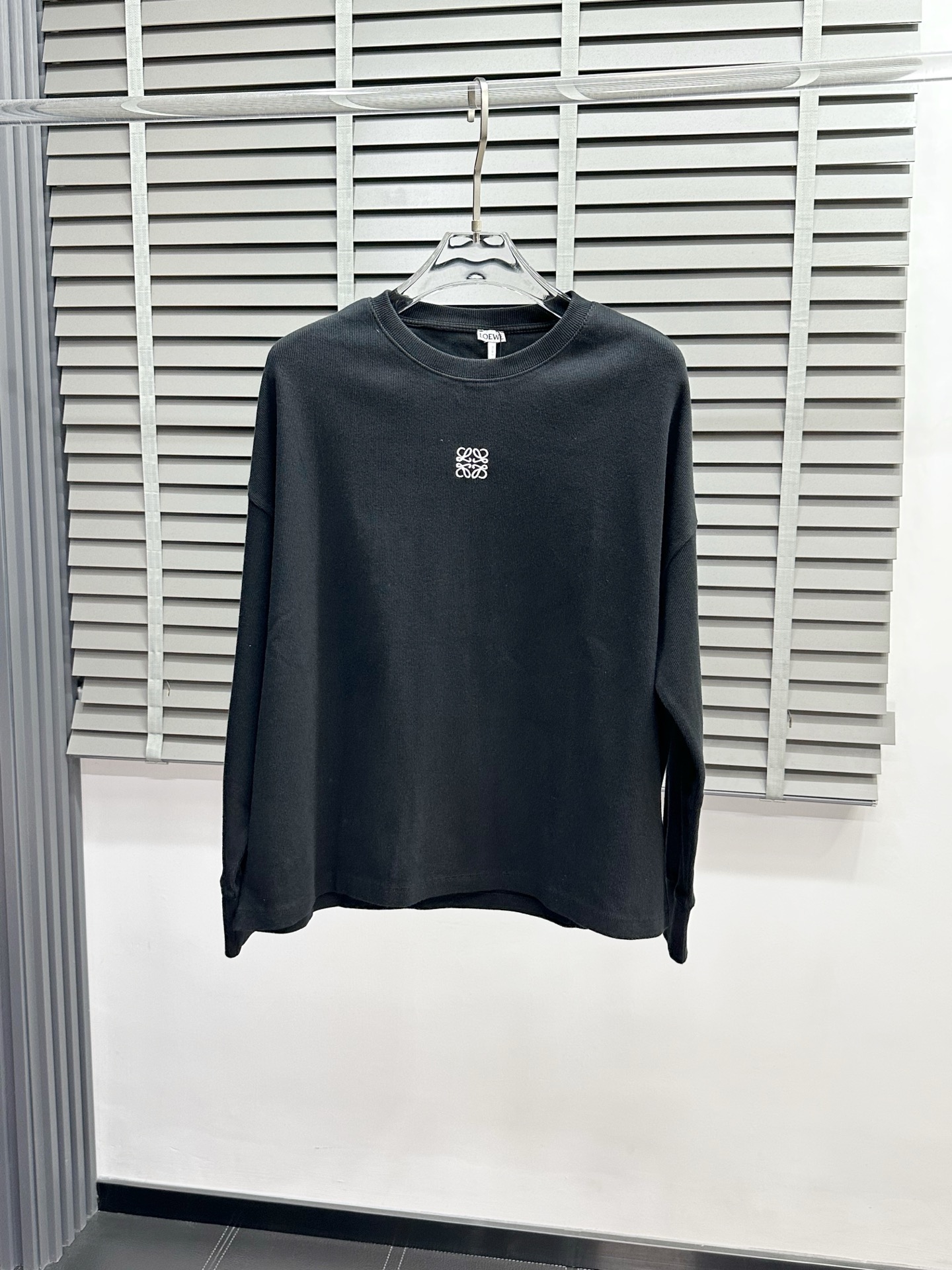 NO:493484,.LOEWE exclusively provides the latest spring and autumn fashion pullover sweatshirts. Classic design and design with great appearance. The quality is even more unscrupulous. You can buy it directly. You can't get it wrong! Through detailed pictures, you can feel its powerful aura. The imported fabric has a significant effect in keeping warm, so you don’t have to worry about a little chill! It is both fashionable and functional, and the whole style looks more luxurious and elegant! Size S-XL, loewe, loewe, hoodie, sweatshirts, alexander wang19860909.LOEWE罗意威独家专供最新春秋时尚套头卫衣 经典设计与颜值爆棚的设计 品质更是无法挑剔品控可以直接入手,不容过错的高端臻品！通过细节图片便可感受到它强悍的气场,进口面料 聚温保暖效果显著,完全不用担心会有一点寒意！时尚与功能性兼备,整款显得更加的奢华大气！ 尺码S-XL,,loewe,loewe,hoodie,sweatshirts,alexander wang,Men's clothing