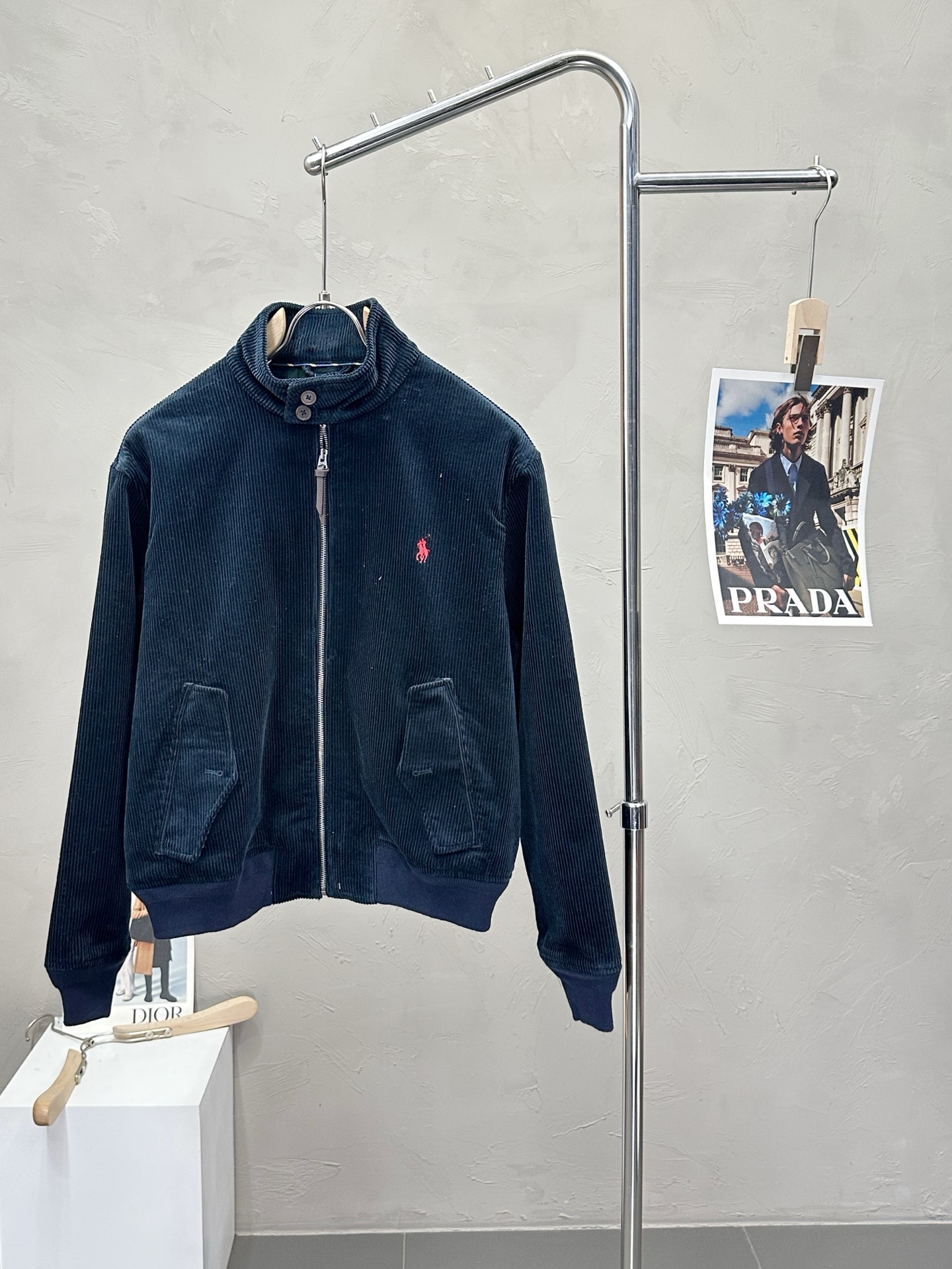 NO:503031,.Ralph Lauren exclusively offers the latest autumn and winter corduroy jackets. Classic design and beautiful design. The quality is even more unscrupulous. You can buy it directly. You can't get it right! Through detailed pictures, you can feel its powerful aura. The imported fabric has a significant effect in keeping warm, so you don’t have to worry about a little chill! It is both fashionable and functional, and the whole style looks more luxurious and elegant! Size S-XL, loro piana, jackets & coats, alexander wang19860909.Ralph Lauren拉夫劳伦独家专供最新秋冬灯芯绒外套 经典设计与颜值爆棚的设计 品质更是无法挑剔品控可以直接入手,不容过错的高端臻品！通过细节图片便可感受到它强悍的气场,进口面料 聚温保暖效果显著,完全不用担心会有一点寒意！时尚与功能性兼备,整款显得更加的奢华大气！ 尺码S-XL,,loro piana,jackets & coats,alexander wang,Men's clothing