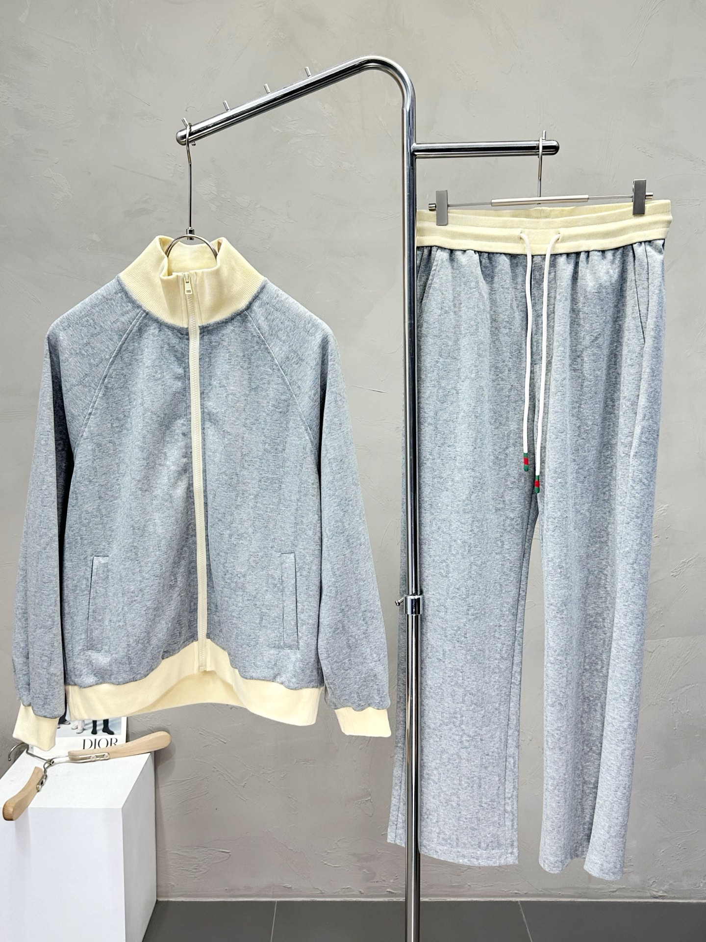 NO:493466,Tops and trousers. Gucci exclusively provides the same style set for spring and autumn new counters, casual sports sets, breathable, comfortable and casual!  Full of high-end feeling!  The details are exquisite and high-end, and the workmanship is impeccable!  The original high-end fabric looks high-end!  The fabric is soft, delicate and comfortable, moisture absorption, quick drying, breathable, neat and stylish. The code number M-3XL, gucci, gucci, alexander wang19860909上衣、长裤.Gucci古驰独家专供春秋新款专柜同款套装,休闲运动套装 透气舒适休闲！高级感满满！细节精致高档,做工无可挑剔！原版高端面料很显高级！面料柔软细腻舒适 吸湿速干透气,利落有型.码数M-3XL,,gucci,gucci,alexander wang,Men's clothing