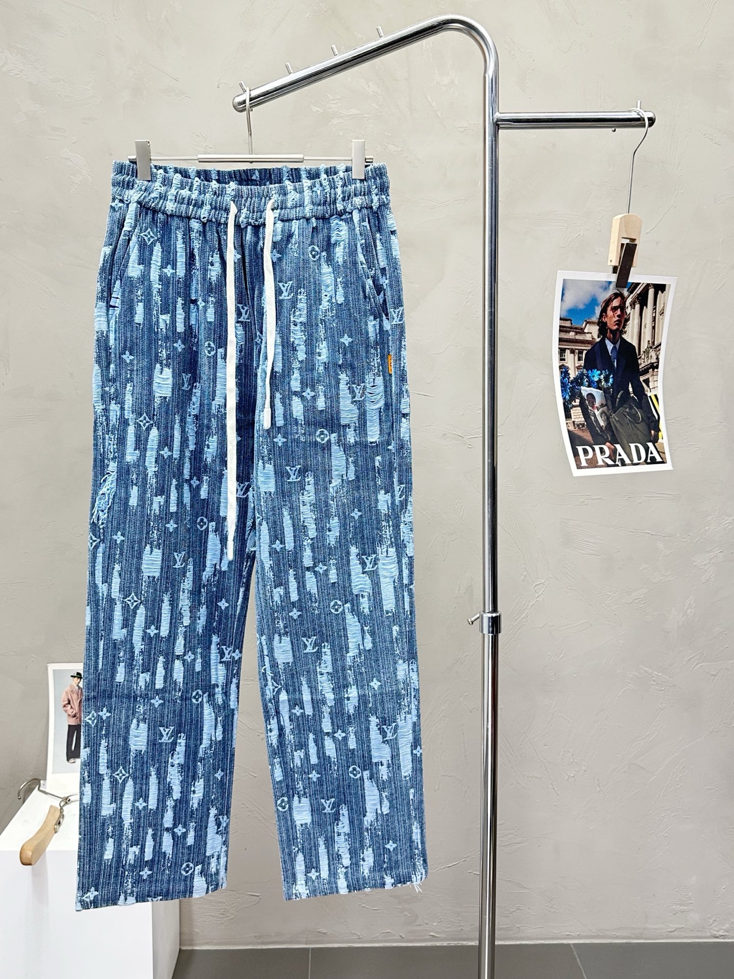 NO:493396,.Louis Vuitton exclusively for new autumn and winter casual pants high-end version!  Customized fabrics for counters are breathable and comfortable, with impeccable details, and the brand element design concept reflects high quality. The feel is delicate and soft!  It is casually cut, with a great upper body style!  Code number M-3XL, louis vuitton,louis vuitton,alexander wang19860909.Louis Vuitton路易威登独家专供新款秋冬休闲裤 高端版本！专柜定制面料 透气舒适度高,细节无可挑剔,品牌元素设计理念,体现高品质.手感细腻柔软！呈现休闲裁剪,上身版型超赞！码数M-3XL,,louis vuitton,louis vuitton,alexander wang,Men's clothing