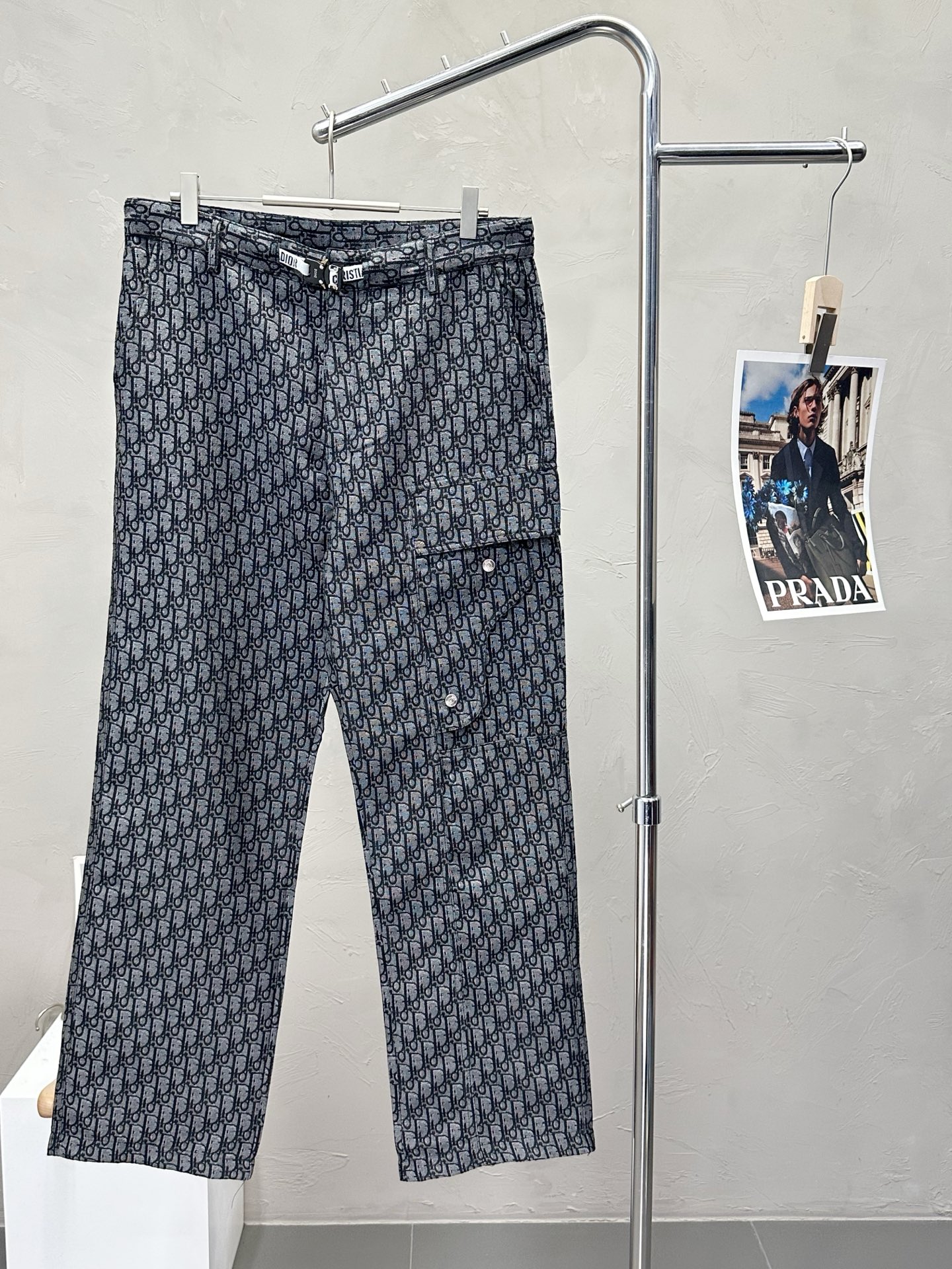 NO:493390,.Dior exclusively offers new spring and autumn casual pants, high-end version!  Customized fabrics for counters are breathable and comfortable, with impeccable details, and the brand element design concept reflects high quality. The feel is delicate and soft!  It is casually cut, with a great upper body style!  Code number M-3XL, dior, dior, alexander wang19860909.Dior迪奥独家专供新款春秋休闲裤 高端版本！专柜定制面料 透气舒适度高,细节无可挑剔,品牌元素设计理念,体现高品质.手感细腻柔软！呈现休闲裁剪,上身版型超赞！码数M-3XL,,dior,dior,alexander wang,Men's clothing