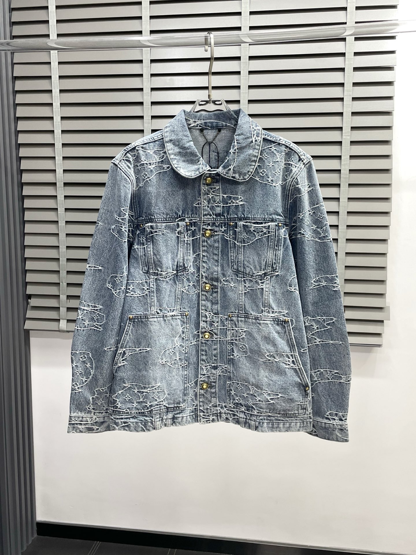 NO:501876,Jackets and trousers. Louis Vuitton exclusively offers the same denim suit for spring and autumn new counters, breathable, comfortable and casual!  Full of high-end feeling!  The details are exquisite and high-end, and the workmanship is impeccable!  The original high-end fabric looks high-end!  The fabric is soft, delicate and comfortable, moisture absorption, quick drying, breathable, neat and stylish. Top S-XL, pants 30-36,,louis vuitton,louis vuitton,jackets & coats,alexander wang19860909外套、长裤.Louis Vuitton路易威登独家专供春秋新款专柜同款牛仔套装,透气舒适休闲！高级感满满！细节精致高档,做工无可挑剔！原版高端面料很显高级！面料柔软细腻舒适 吸湿速干透气,利落有型.上衣S-XL、裤子30-36,,louis vuitton,louis vuitton,jackets & coats,alexander wang,Men's clothing