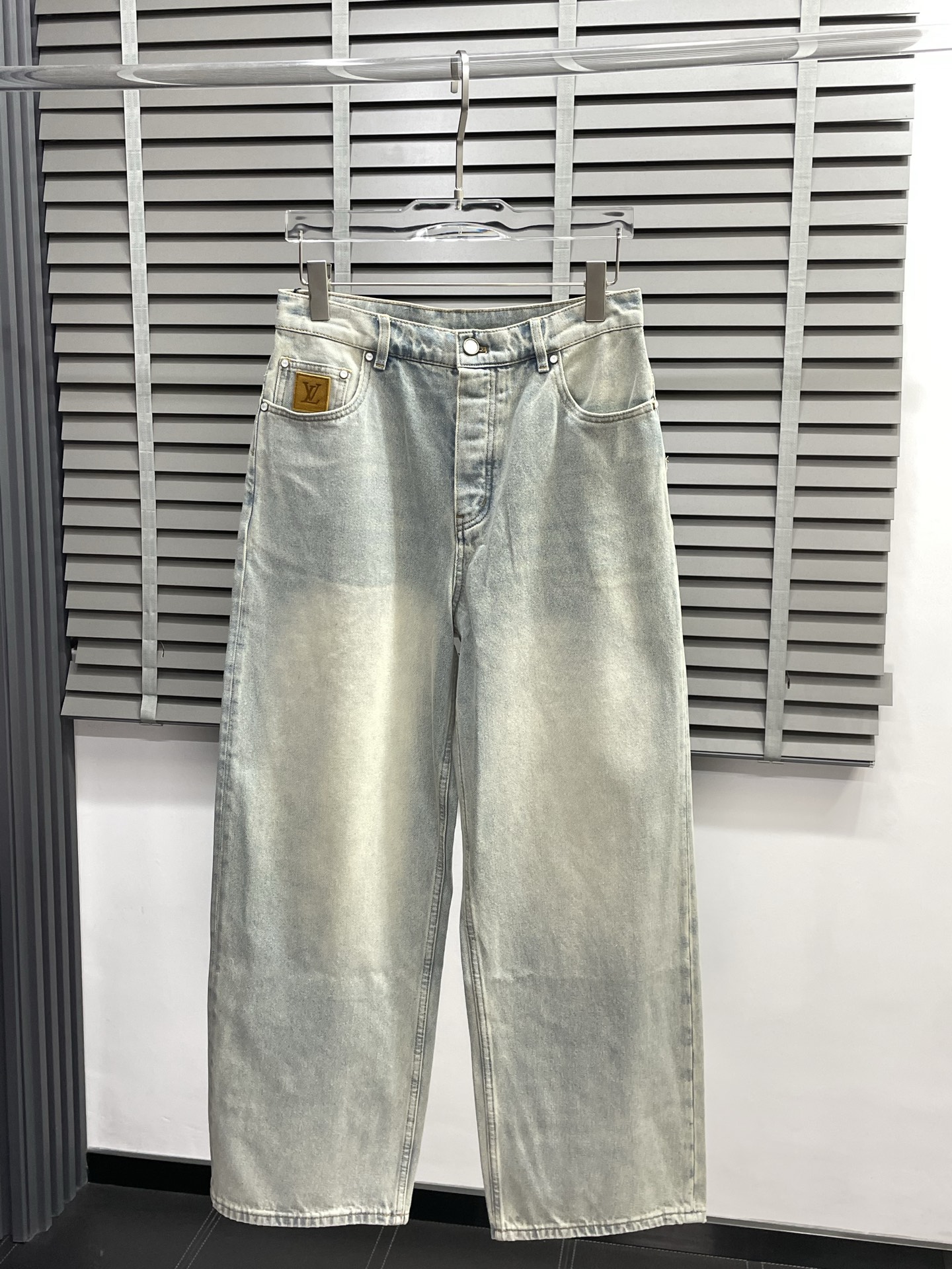 NO:501871,.Louis Vuitton exclusively for new casual wide-leg jeans high-end version!  Customized fabrics for counters are breathable and comfortable, with impeccable details, and the brand element design concept reflects high quality. The feel is delicate and soft!  It is casually cut, with a great upper body style!  30-36, louis vuitton,louis vuitton,jeans,alexander wang19860909.Louis Vuitton路易威登独家专供新款休闲阔腿牛仔裤 高端版本！专柜定制面料 透气舒适度高,细节无可挑剔,品牌元素设计理念,体现高品质.手感细腻柔软！呈现休闲裁剪,上身版型超赞！码数30-36,,louis vuitton,louis vuitton,jeans,alexander wang,Men's clothing