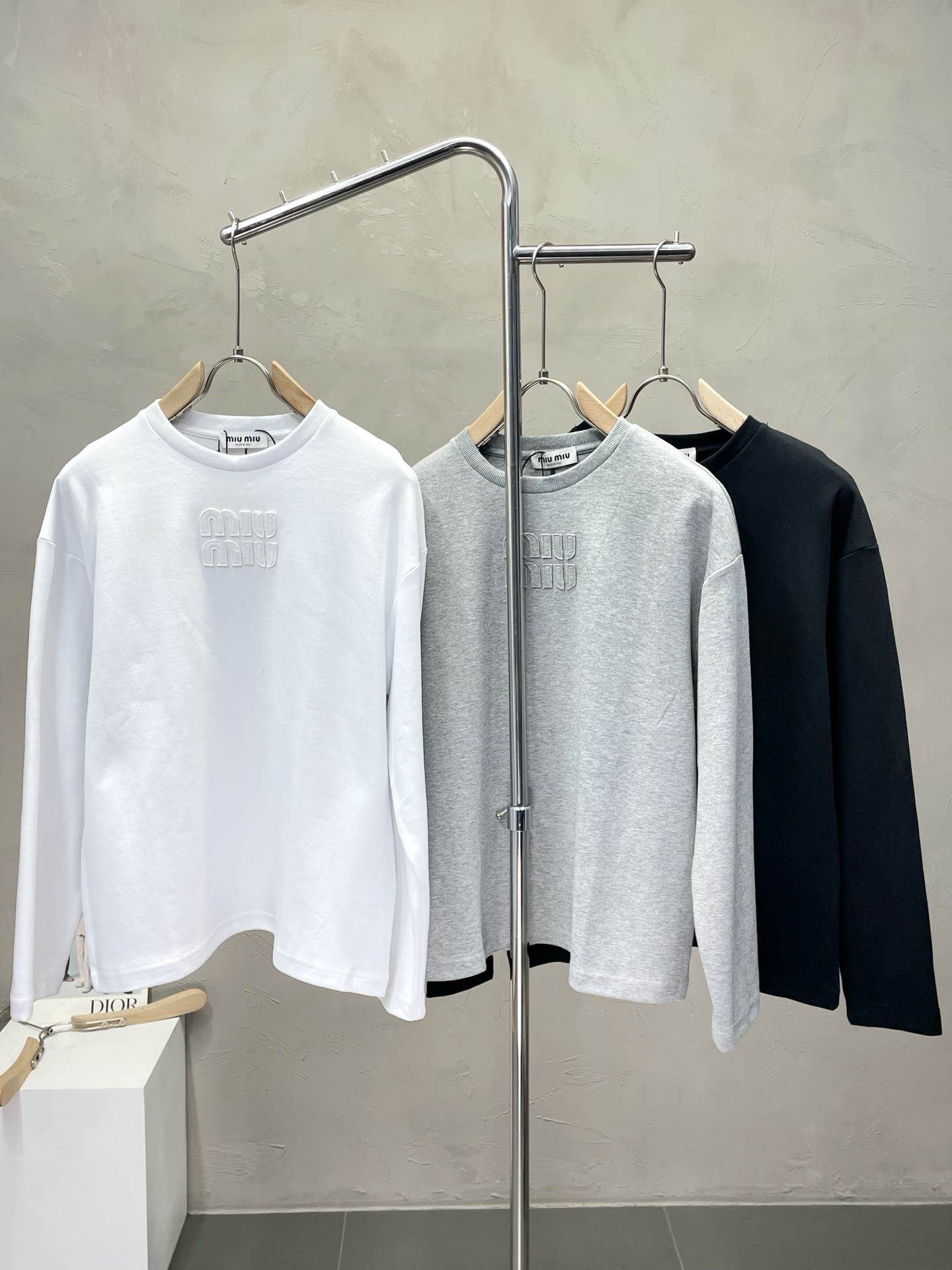 NO:503040,.Miumiu Miu Miu exclusively provides the latest spring and autumn pullover sweatshirts. Classic design and design with great appearance. The quality is even more unscrupulous. You can buy it directly. You can't get it wrong! Through detailed pictures, you can feel its powerful aura. The imported fabric has a significant effect in keeping warm, so you don’t have to worry about a little chill! It is both fashionable and functional, and the whole style looks more luxurious and elegant! Size S-XL, miumiu, hoodie, sweatshirts, alexander wang19860909.Miumiu谬谬独家专供最新春秋套头卫衣 经典设计与颜值爆棚的设计 品质更是无法挑剔品控可以直接入手,不容过错的高端臻品！通过细节图片便可感受到它强悍的气场,进口面料 聚温保暖效果显著,完全不用担心会有一点寒意！时尚与功能性兼备,整款显得更加的奢华大气！ 尺码S-XL,,miumiu,hoodie,sweatshirts,alexander wang,Men's clothing