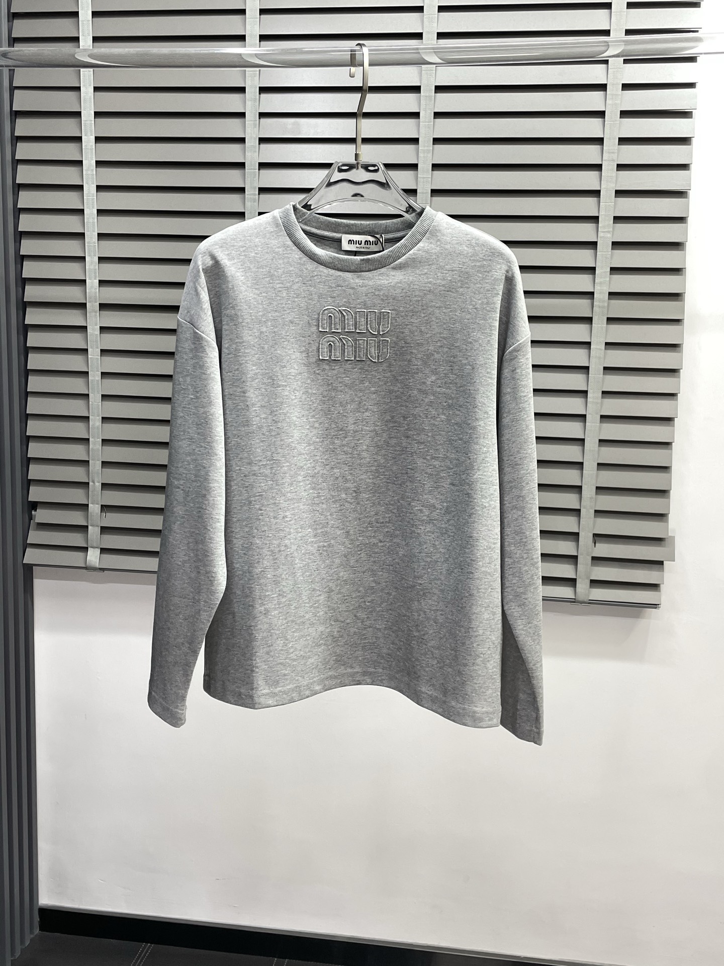 NO:501849,.Miumiu Miu Miu exclusively provides the latest spring and autumn pullover sweatshirts. Classic design and design with great appearance. The quality is even more unscrupulous. You can buy it directly. You can't get it wrong! Through detailed pictures, you can feel its powerful aura. The imported fabric has a significant effect in keeping warm, so you don’t have to worry about a little chill! It is both fashionable and functional, and the whole style looks more luxurious and elegant! Size S-XL, miumiu, hoodie, sweatshirts, alexander wang19860909.Miumiu谬谬独家专供最新春秋套头卫衣 经典设计与颜值爆棚的设计 品质更是无法挑剔品控可以直接入手,不容过错的高端臻品！通过细节图片便可感受到它强悍的气场,进口面料 聚温保暖效果显著,完全不用担心会有一点寒意！时尚与功能性兼备,整款显得更加的奢华大气！ 尺码S-XL,,miumiu,hoodie,sweatshirts,alexander wang,Men's clothing