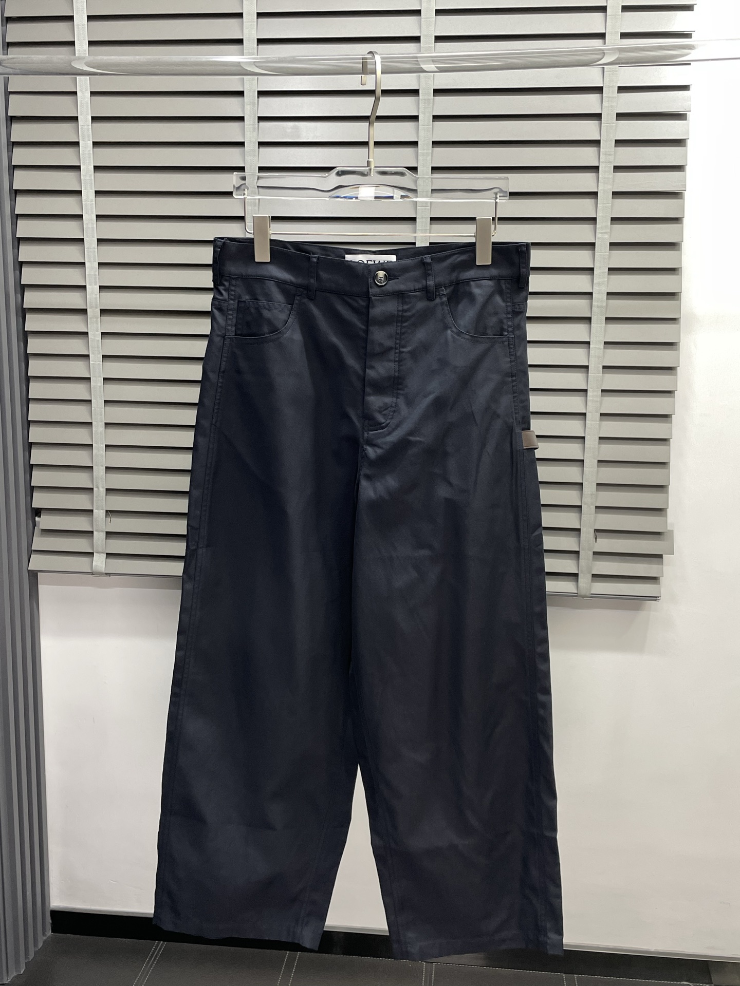 NO:501846,.LOEWE exclusively offers new spring and summer casual pants, cotton twill work trousers, high-end version!  Customized fabrics for counters are breathable and comfortable, with impeccable details, and the brand element design concept reflects high quality. Logo pattern, delicate and soft feel!  It is casually cut, with a great upper body style!  Count 46-52, loewe, loewe, alexander wang19860909.LOEWE罗意威独家专供新款春夏休闲裤 棉质斜纹布工装长裤 高端版本！专柜定制面料 透气舒适度高,细节无可挑剔,品牌元素设计理念,体现高品质.logo图案,手感细腻柔软！呈现休闲裁剪,上身版型超赞！码数46-52,,loewe,loewe,alexander wang,Men's clothing