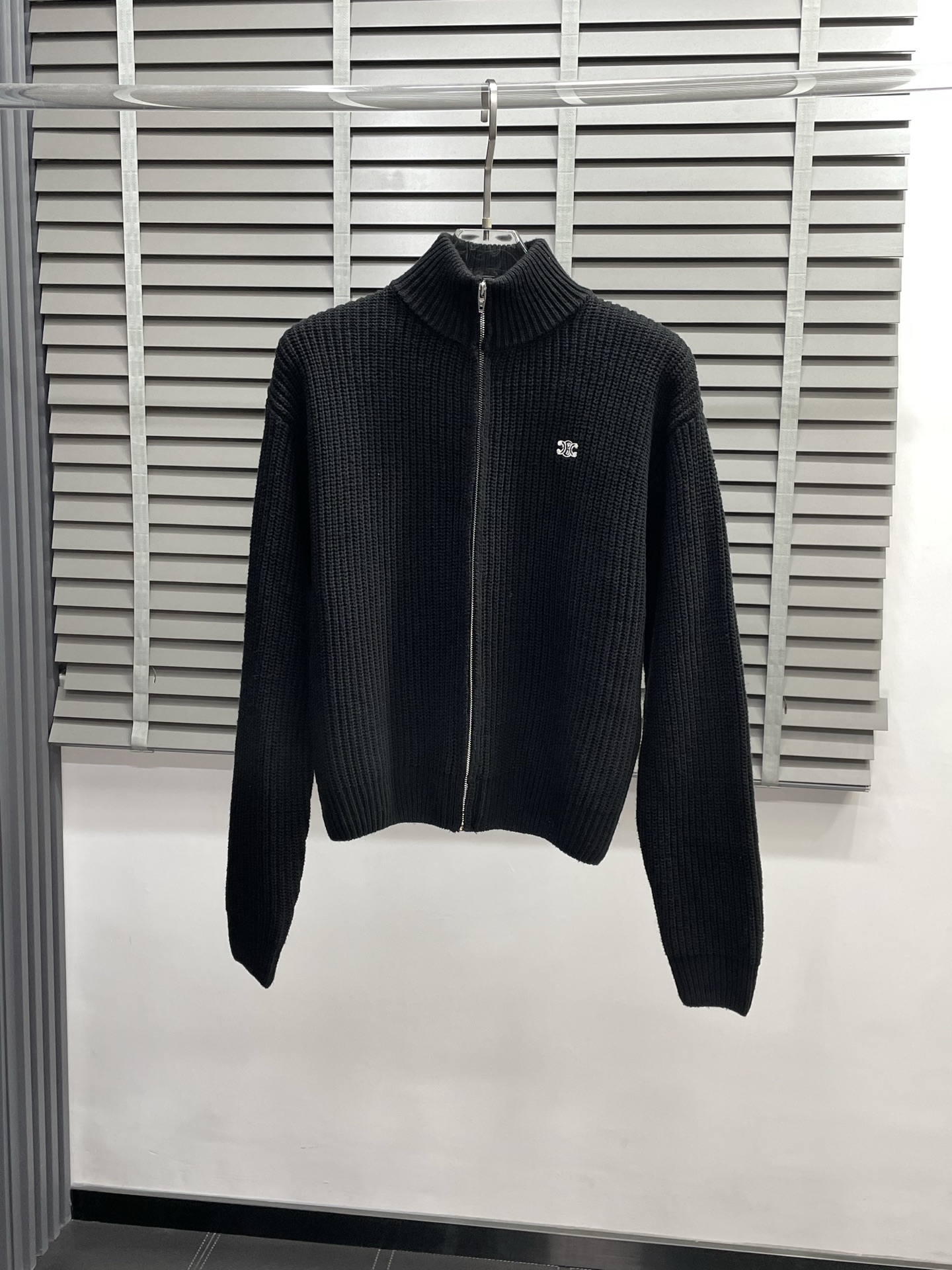 NO:501879,.CELINE exclusively offers new original single men's casual autumn and winter sweater jacket. High-end customization, high-end version, fashionable and versatile imported fabric, super soft and delicate, skin-friendly and comfortable to wear, high-end boutique, OEM, fine-made, very good for the upper body, men's essential items, complete three standards, S-XL,,celine,celine, jackets & coats, sweaters, alexander wang19860909.CELINE赛琳独家专供新款原单男士休闲秋冬毛衣外套.高端定制 高版本 时尚百搭爆款进口面料 手感超柔软细腻 穿着亲肤舒适 高端精品 代工厂精细做上身非常赞 男士必备单品 三标齐全 码数S-XL,,celine,celine,jackets & coats,sweaters,alexander wang,Men's clothing