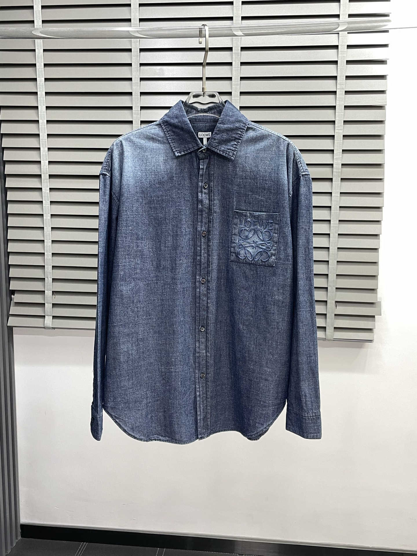 NO:501882,.LOEWE exclusively offers new original single men's casual shirt jacket. High-end customization, high-end version, fashionable and versatile imported fabric, super soft and delicate, skin-friendly and comfortable to wear, high-end boutique, OEM, fine-made, very good for the upper body, men's essential items, three standards, 44.46.48.50,,loewe,loewe, jackets & coats,shirts,alexander wang19860909.LOEWE罗意威独家专供新款原单男士休闲衬衫外套.高端定制 高版本 时尚百搭爆款进口面料 手感超柔软细腻 穿着亲肤舒适 高端精品 代工厂精细做上身非常赞 男士必备单品 三标齐全 码数44.46.48.50,,loewe,loewe,jackets & coats,shirts,alexander wang,Men's clothing